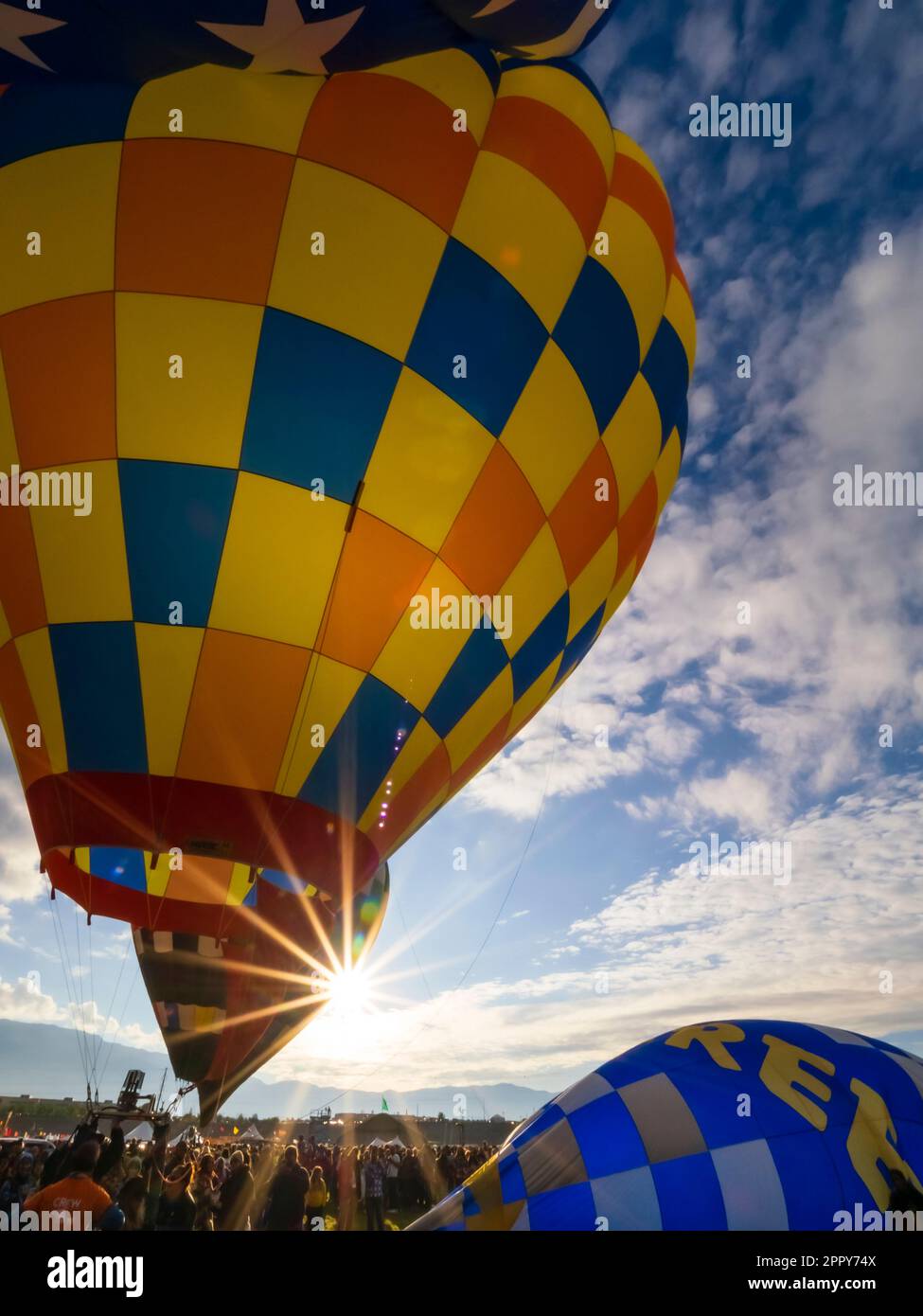 Vue de dessous de Hot Air Balloon Liftoff à Sunrise, Albuquerque International Balloon Fiesta, Nouveau-Mexique Banque D'Images