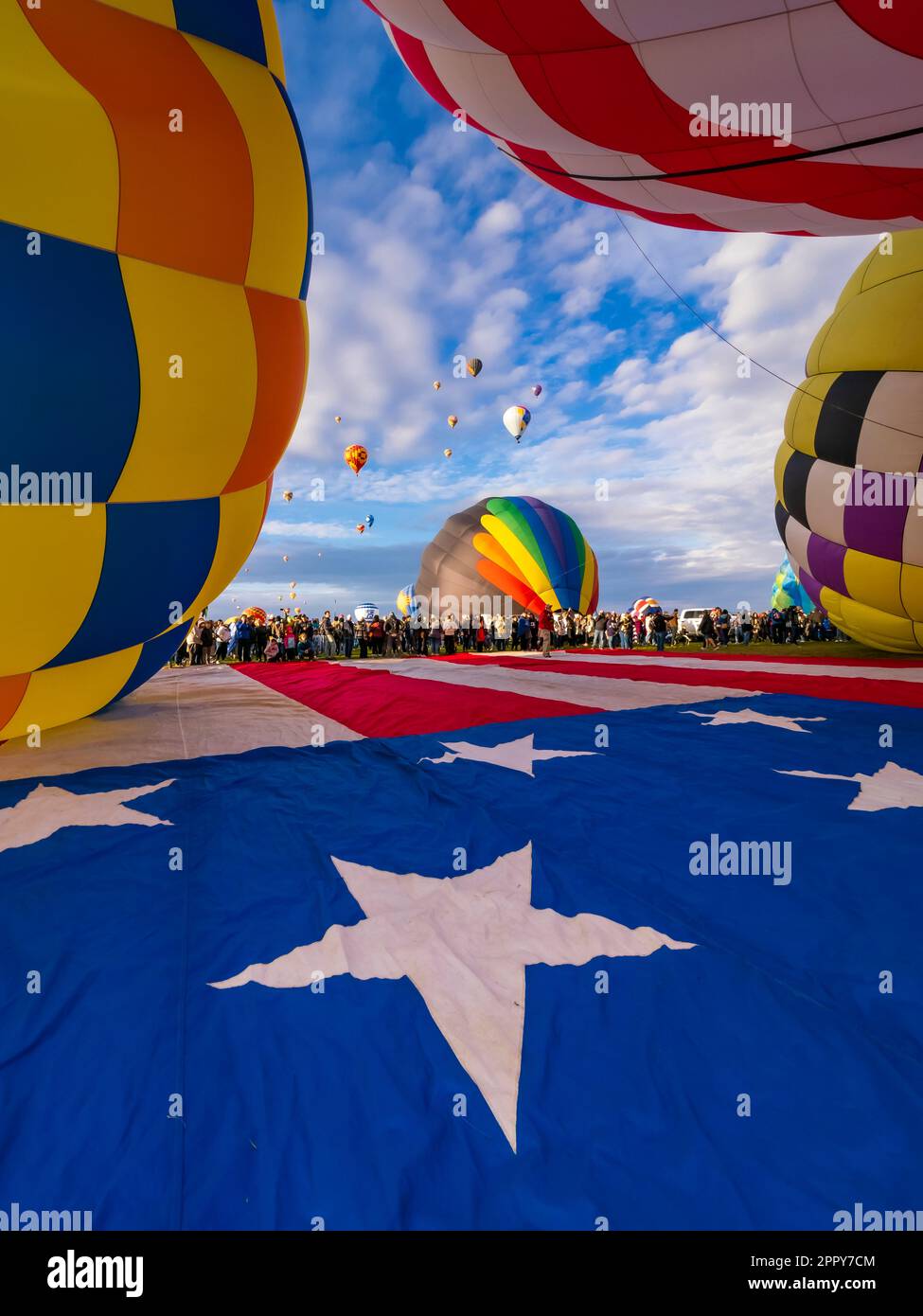 Ballons à air chaud se levant dans le ciel, ascension de masse, Albuquerque International Balloon Fiesta, Nouveau-Mexique Banque D'Images