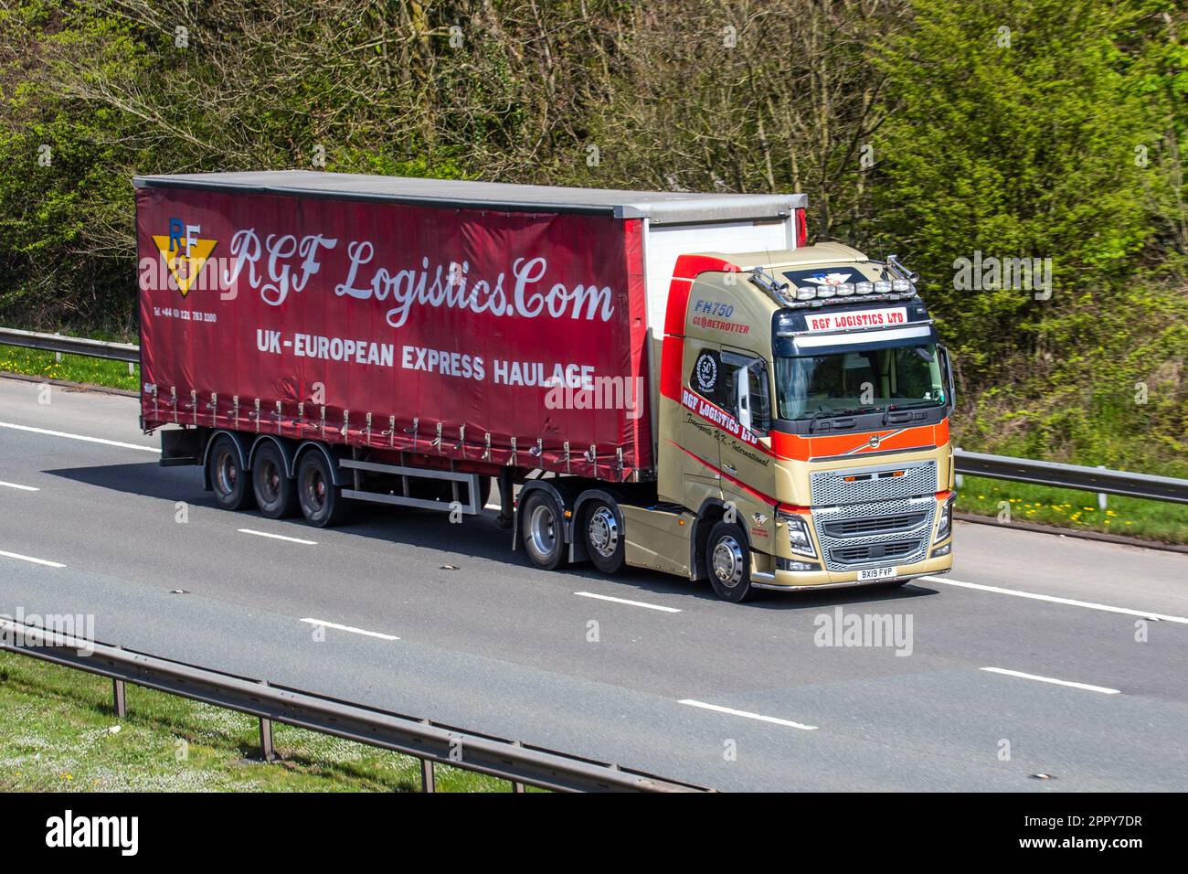 RGF Logistics, BIRMINGHAM TRANSPORT Volvo HG voyageant sur l'autoroute M61, Royaume-Uni Banque D'Images
