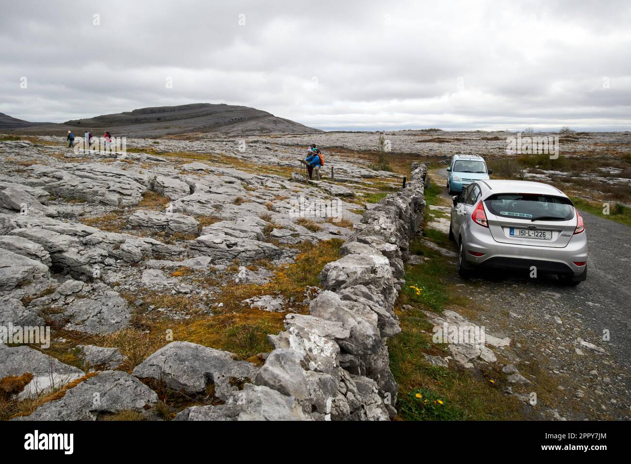sentiers pédestres à travers le parc national de burren et voitures garées sur le côté de la route du comté de burren clare république d'irlande Banque D'Images