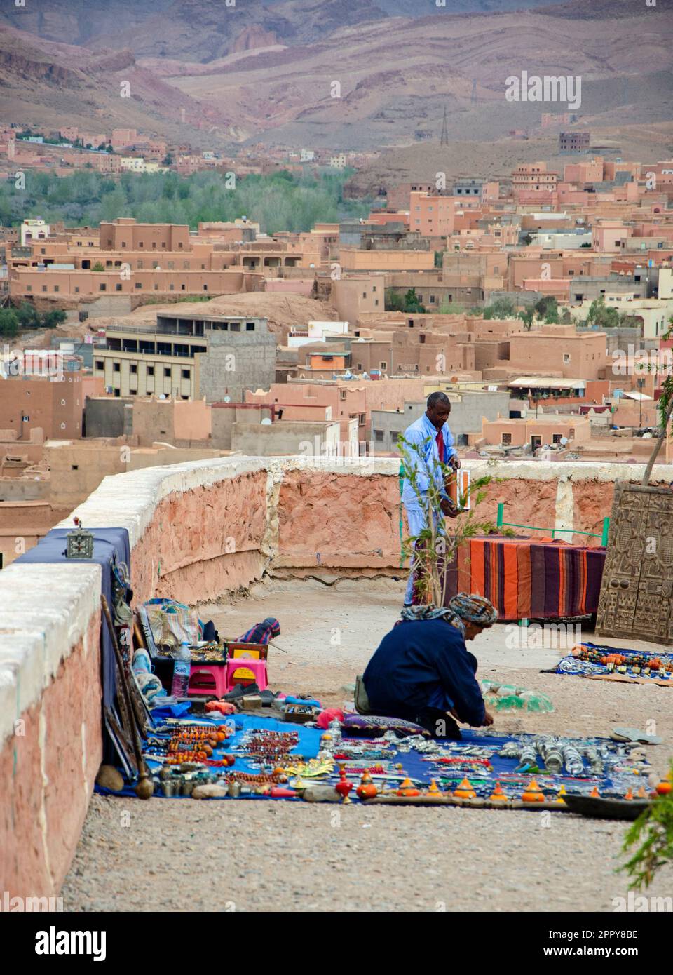 Vie urbaine, magasins et ateliers, marchés et vie commune dans les rues du Maroc. Personnes et professions Banque D'Images