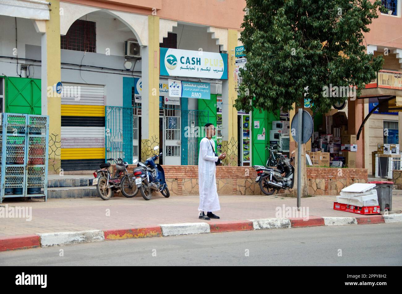 Vie urbaine, magasins et ateliers, marchés et vie commune dans les rues du Maroc. Personnes et professions Banque D'Images