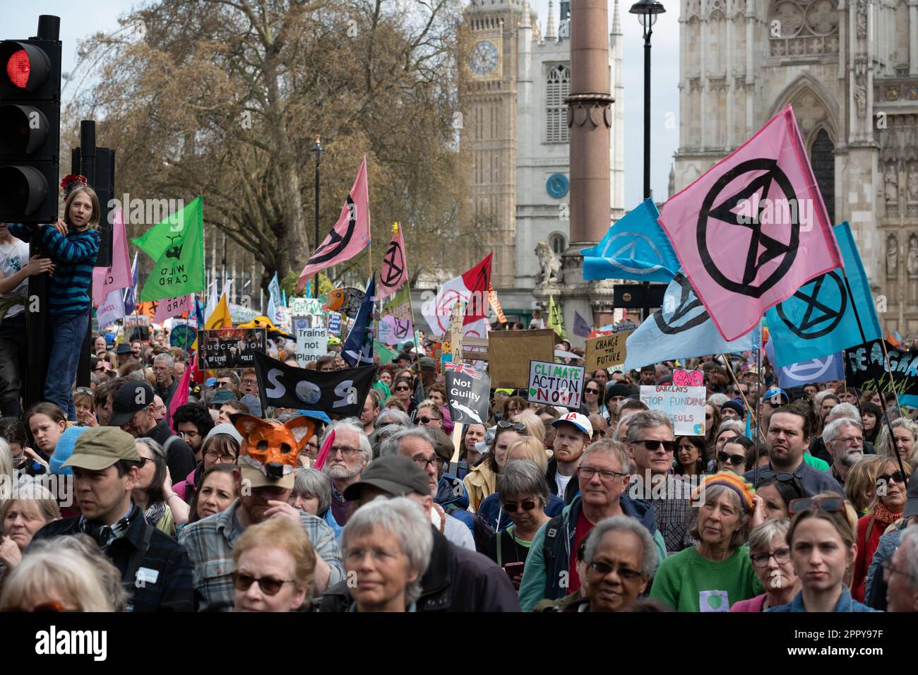 De grandes foules se rassemblent pour un rassemblement en face de l'abbaye de Westminster, à Londres, le deuxième jour des manifestations climatiques « The Big One » de la rébellion des extinction. Banque D'Images