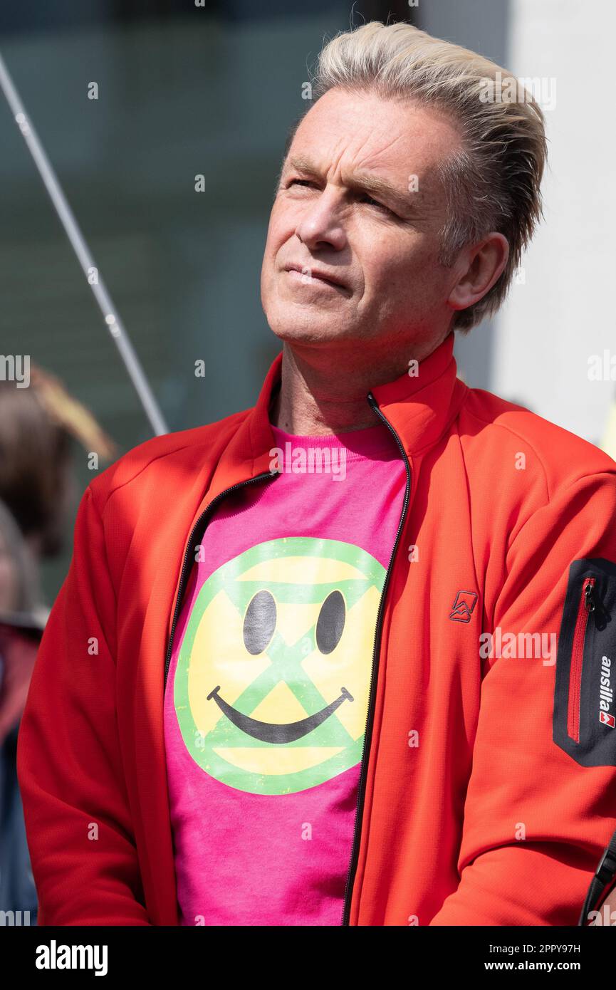 Londres, Royaume-Uni. 22 avril 2023. Chris Packham, présentateur de la faune, assiste à un rassemblement le deuxième jour des manifestations climatiques « The Big One » de la rébellion de l'extinction. Le Banque D'Images