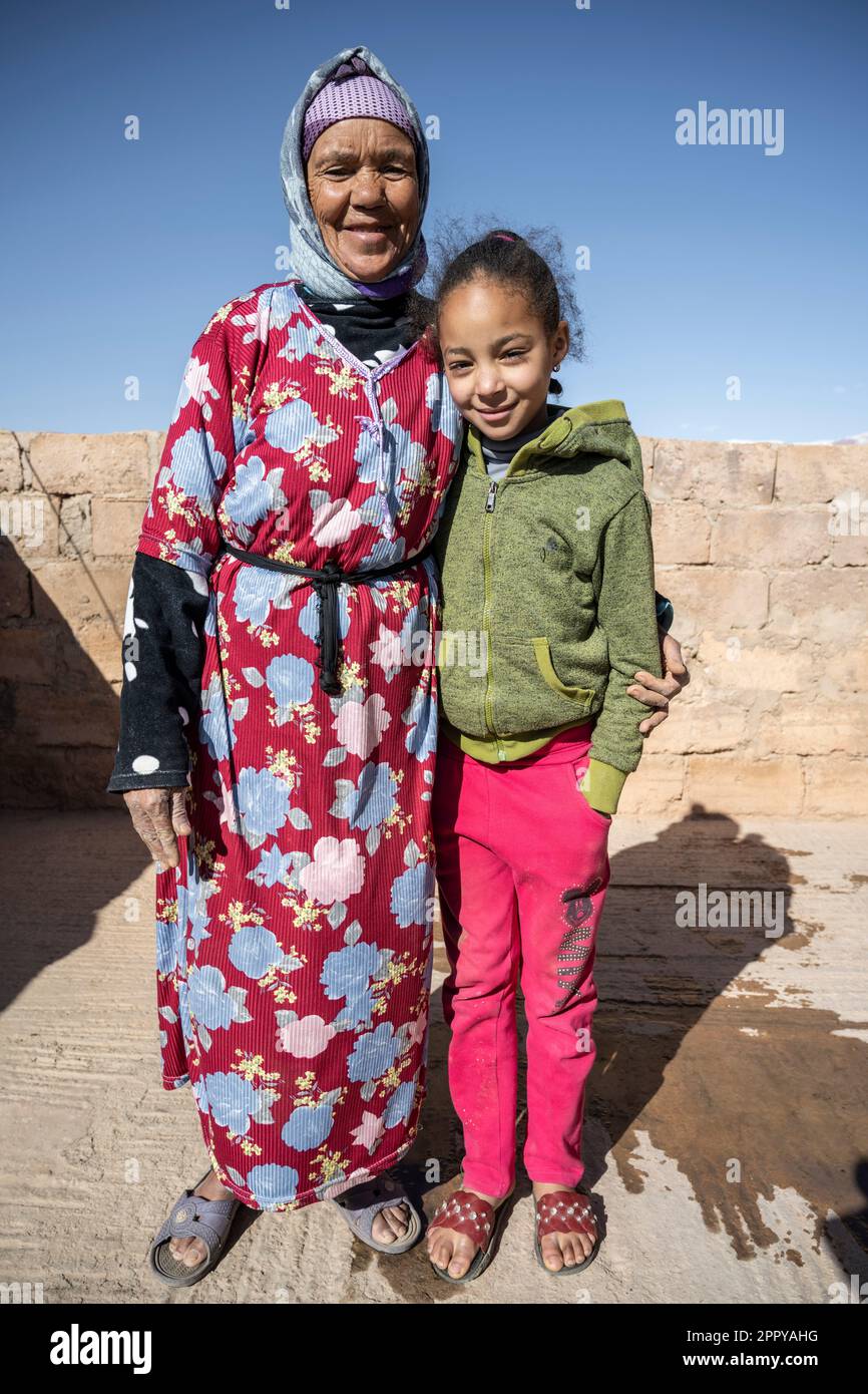 Madame Berber avec sa petite-fille. Banque D'Images