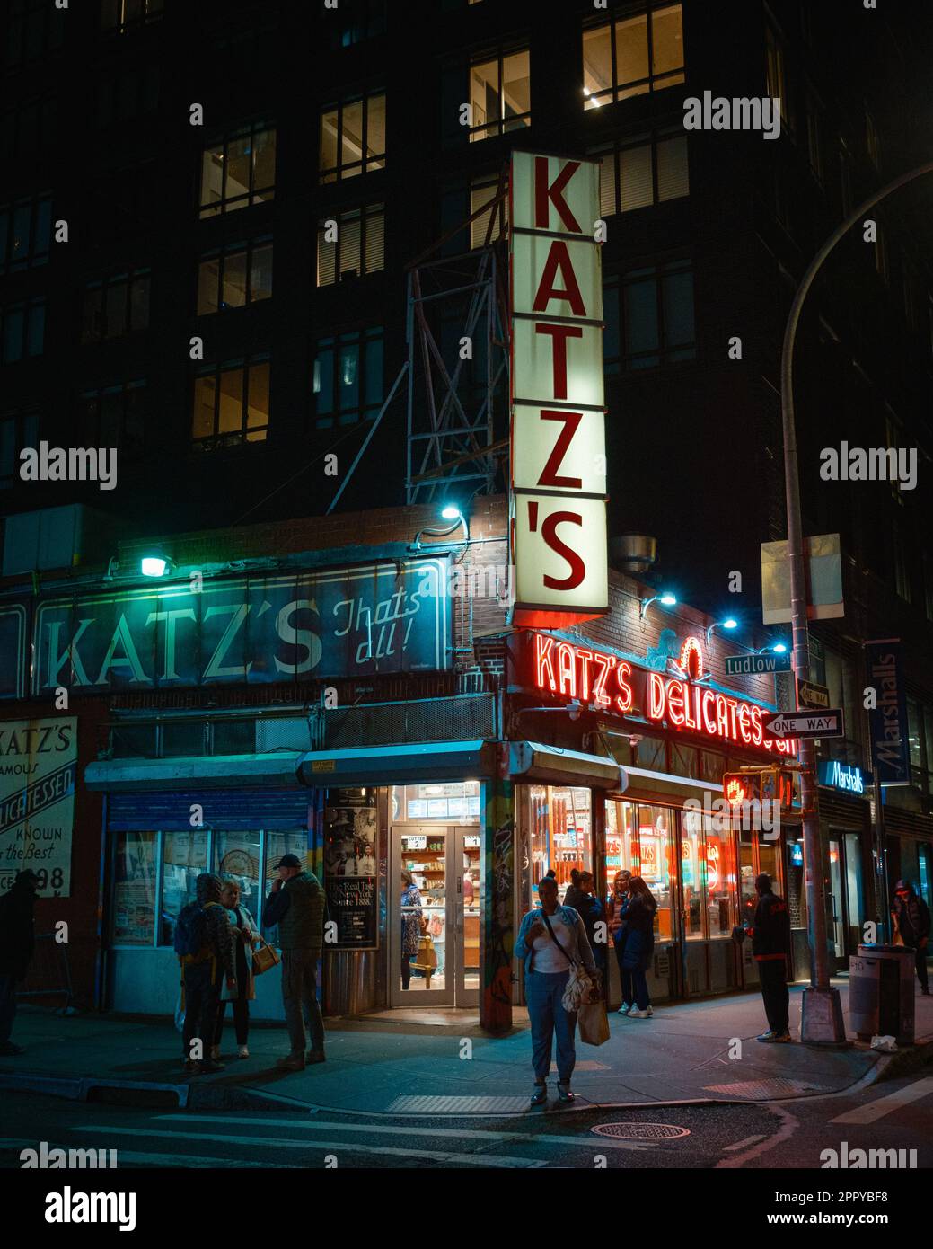 Katzs Delicatessen signes vintage la nuit, Manhattan, New York Banque D'Images