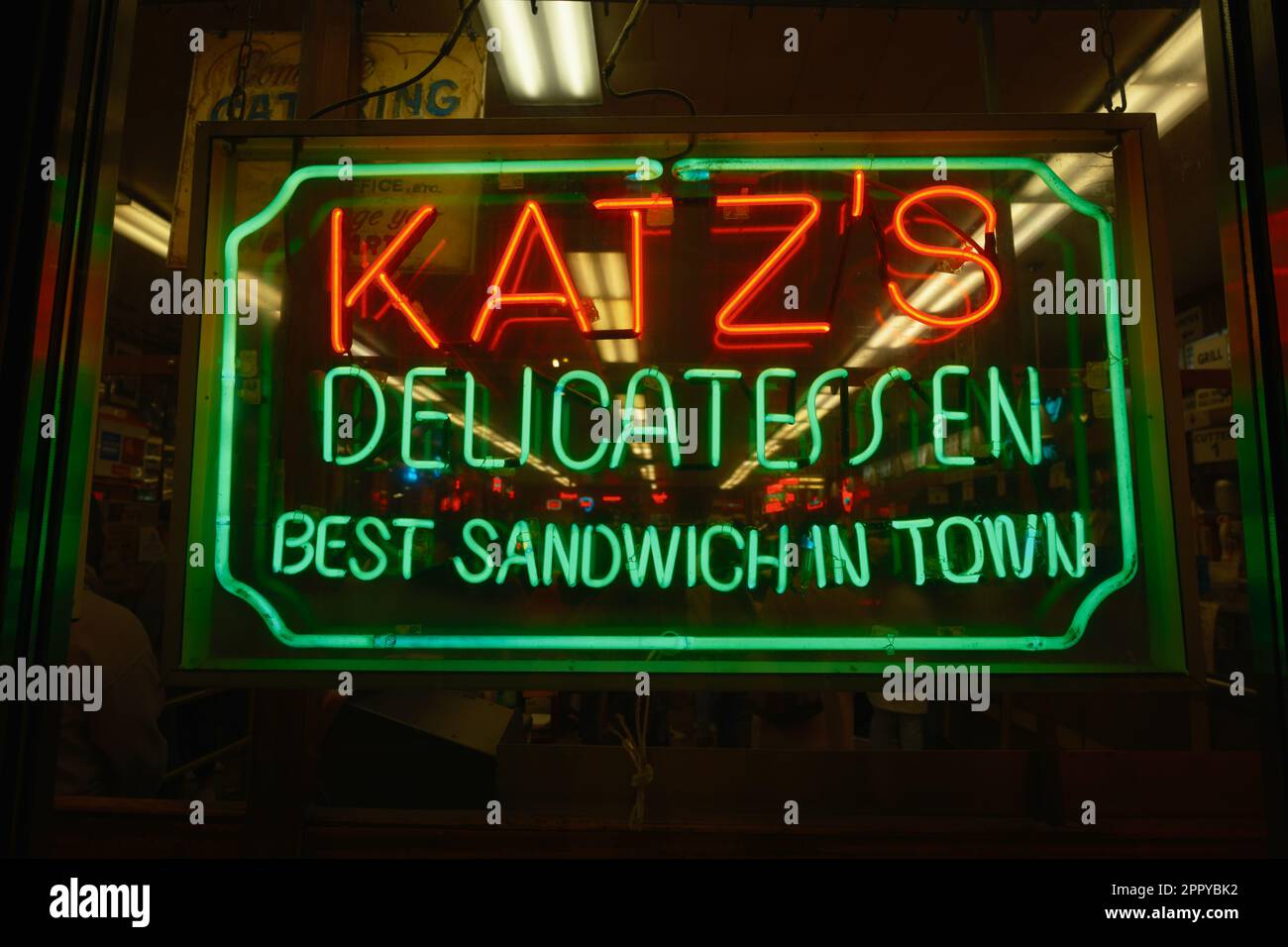 Katzs Delicatessen signes vintage la nuit, Manhattan, New York Banque D'Images
