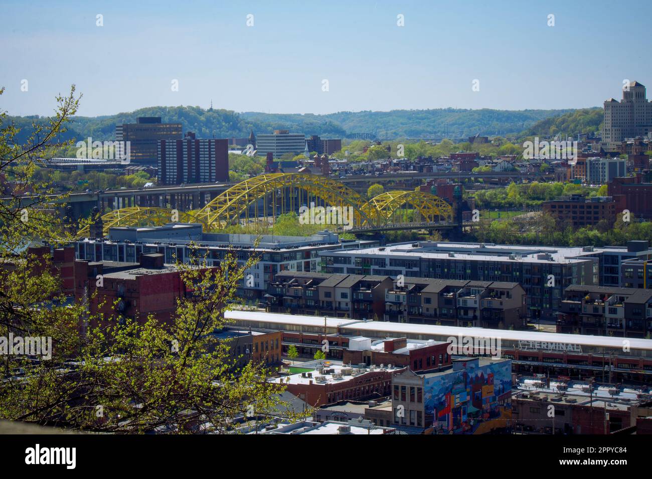 Une vue aérienne stupéfiante de Pittsburgh avec un pont jaune proéminent qui s'étend sur la ligne d'horizon Banque D'Images
