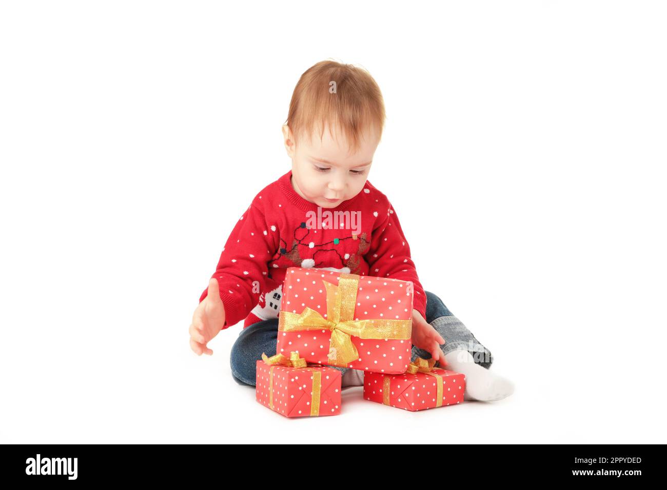 Un joli petit bébé fête Noël. Les fêtes du nouvel an. Bébé dans un costume de Noël avec cadeau isolé sur blanc. Vue de dessus Banque D'Images