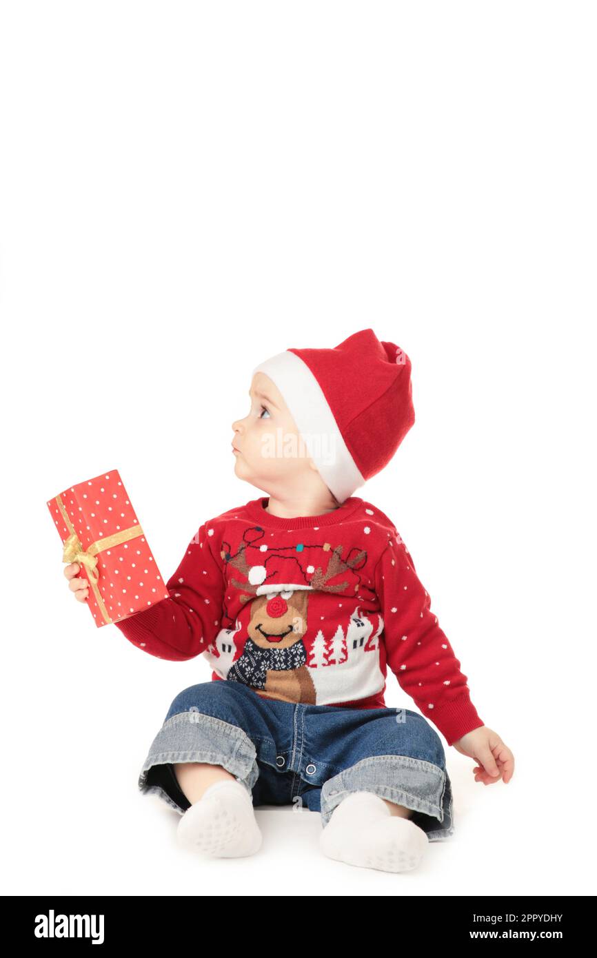 Un joli petit bébé fête Noël. Les fêtes du nouvel an. Bébé dans un costume de Noël avec cadeau isolé sur blanc. Vue de dessus Banque D'Images