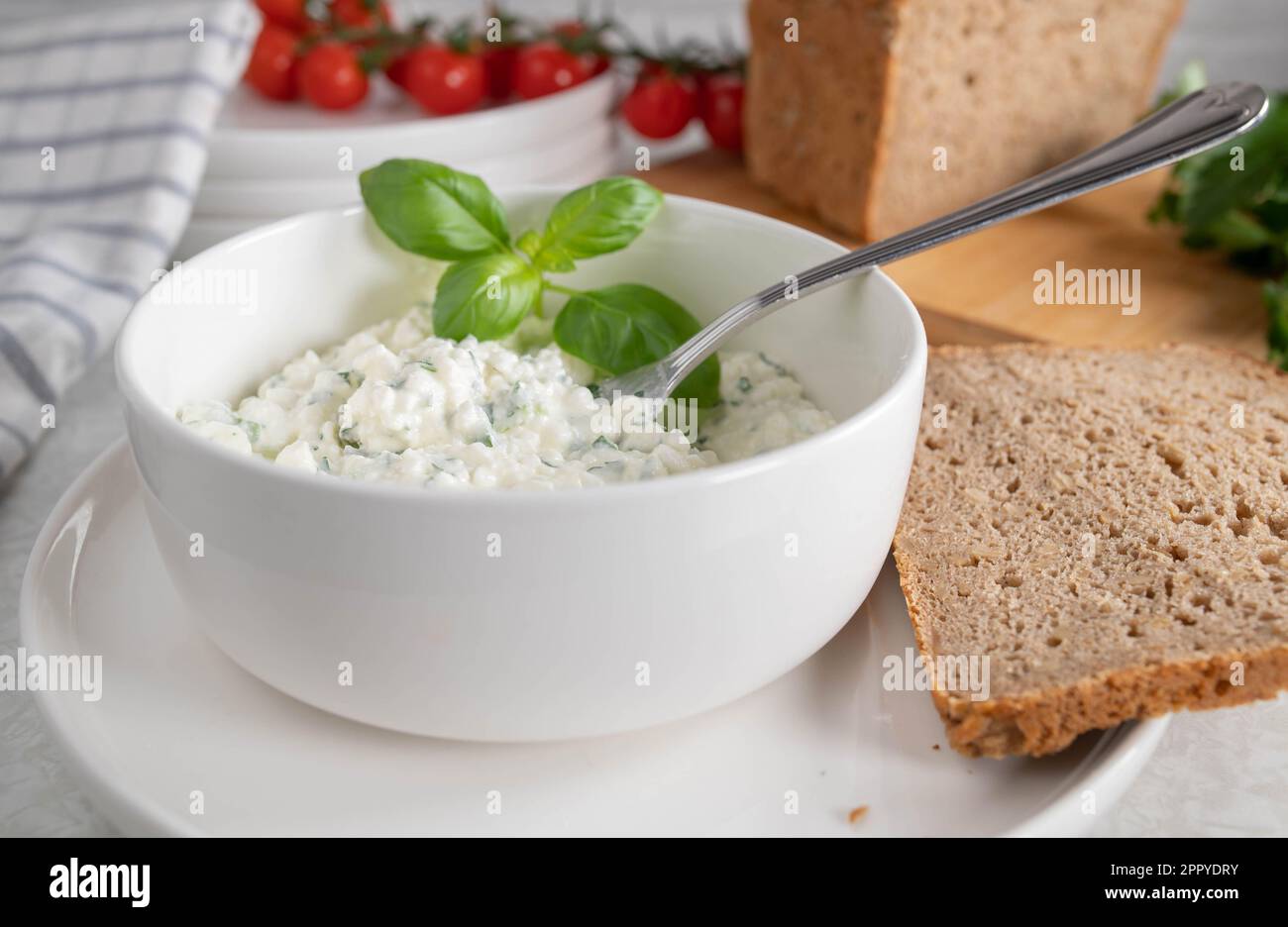 Repas santé au coeur avec salade de fromage cottage mariné aux herbes et à l'huile d'olive. Servi avec du pain de seigle Banque D'Images