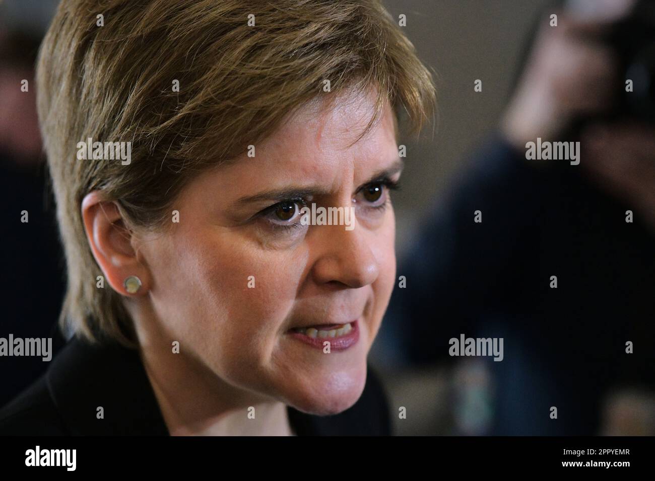 Edinburgh, Écosse, Royaume-Uni, 25 avril 2023. Nicola Sturgeon s'adresse aux journalistes du Parlement écossais. credit sst/alamy nouvelles en direct Banque D'Images