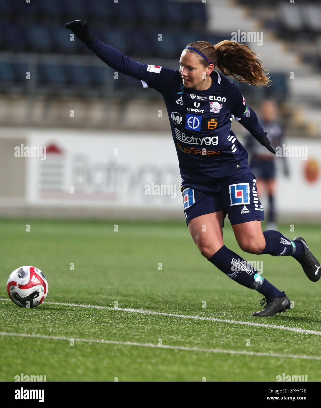À gauche Linköpings no 10 Emma Lennartsson et Hammarbys no 14 Maika Hamano lors du match de football de lundi dans l'OBOS Damallsvenskan entre Linköping FC-Hammarby IF à l'arène Bilbörsen, Linköping, Suède. Banque D'Images