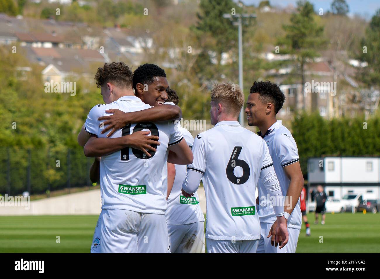 Swansea, pays de Galles. 25 avril 2023. Iwan Morgan, de Swansea City, célèbre le premier but de son côté avec Jada Mawongo, coéquipier de Swansea City, lors du match de la Ligue de développement professionnel entre Swansea City moins de 18 ans et Ipswich Town moins de 18 ans, à l'Académie de Swansea City à Swansea, au pays de Galles, au Royaume-Uni, le 25 avril 2023. Crédit : Duncan Thomas/Majestic Media/Alay Live News. Banque D'Images