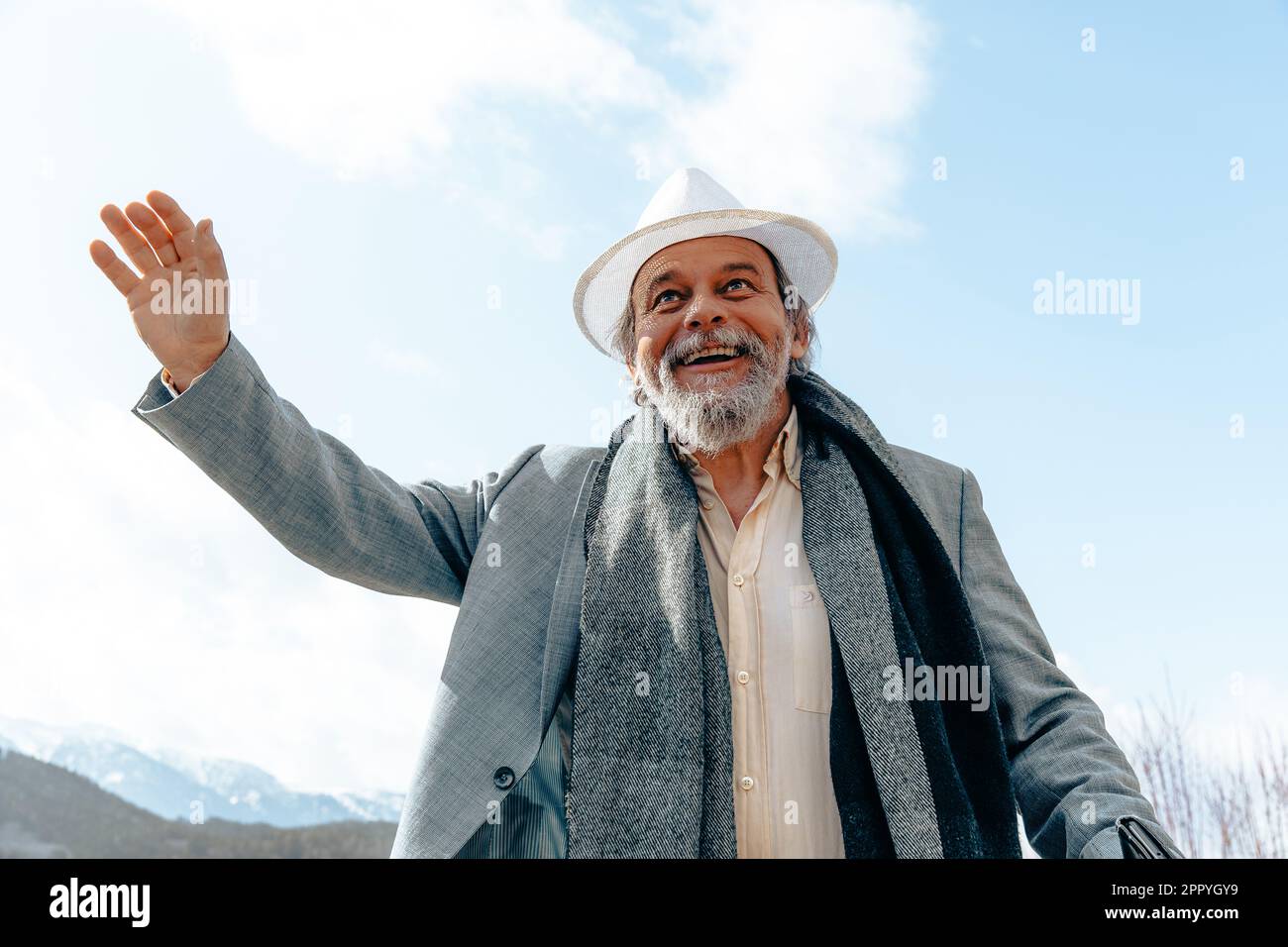 Portrait d'un homme confiant, beau, mature, retraité, grand-père dans la petite ville Banque D'Images