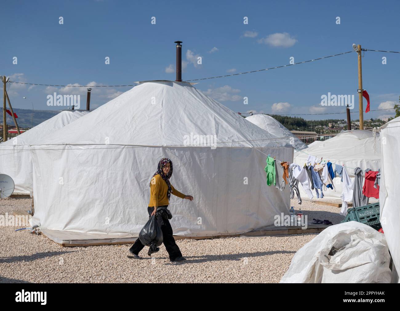 Pazarcik, Turquie. 25th avril 2023. Les résidents rendus sans abri par le tremblement de terre ont été logés dans des yourtes rondes traditionnelles. Les géologues ont localisé l'épicentre de la catastrophe à Pazarcik après le tremblement de terre fatal de février. Crédit : Boris Roessler/dpa/Alay Live News Banque D'Images