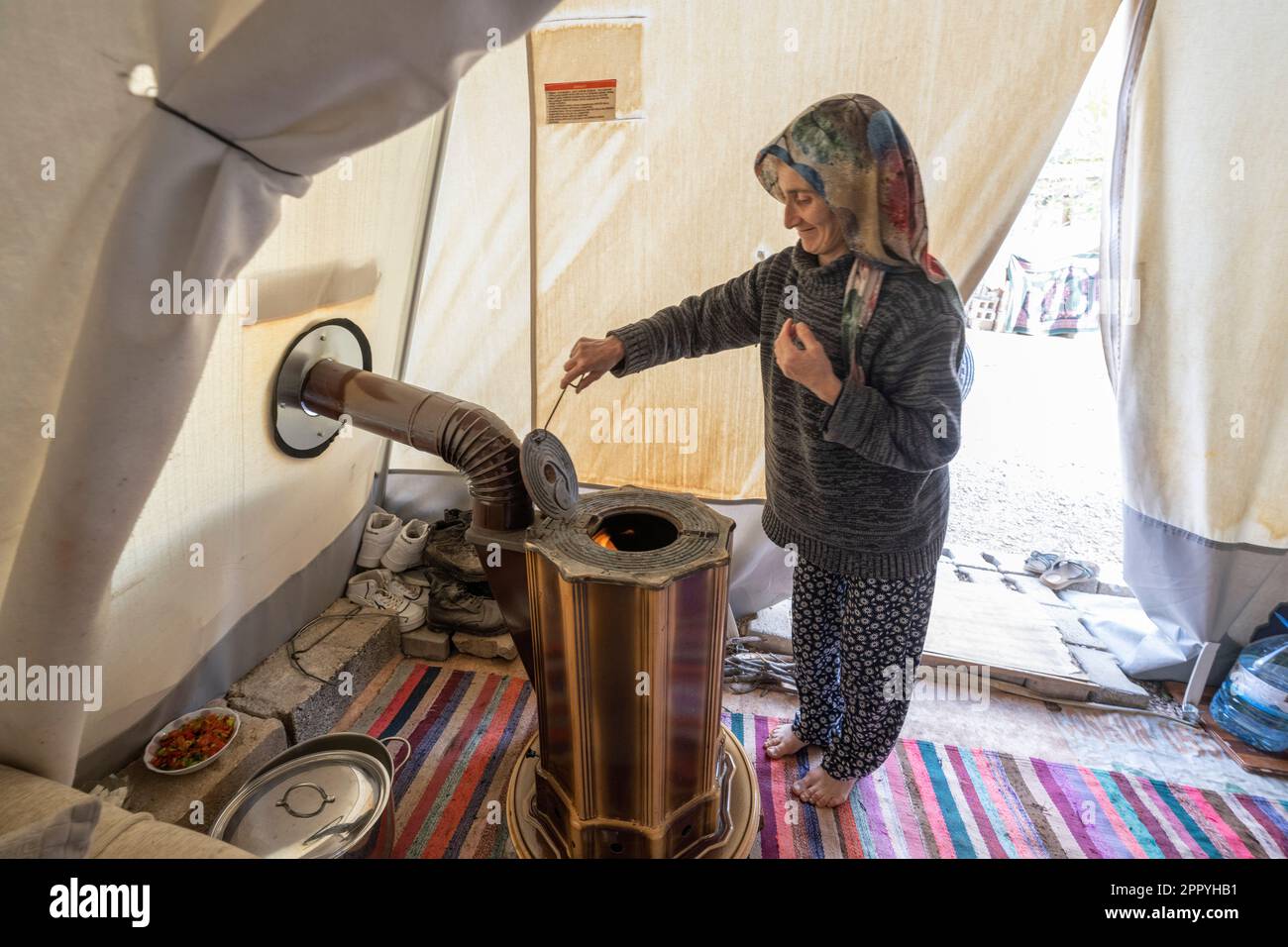 Pazarcik, Turquie. 25th avril 2023. Ayfer, faite sans abri par le tremblement de terre, prépare la soupe pour le dîner dans sa tente. À Pazarcik, les géologues avaient pourri l'épicentre de la catastrophe après le tremblement de terre fatal de février. Crédit : Boris Roessler/dpa/Alay Live News Banque D'Images