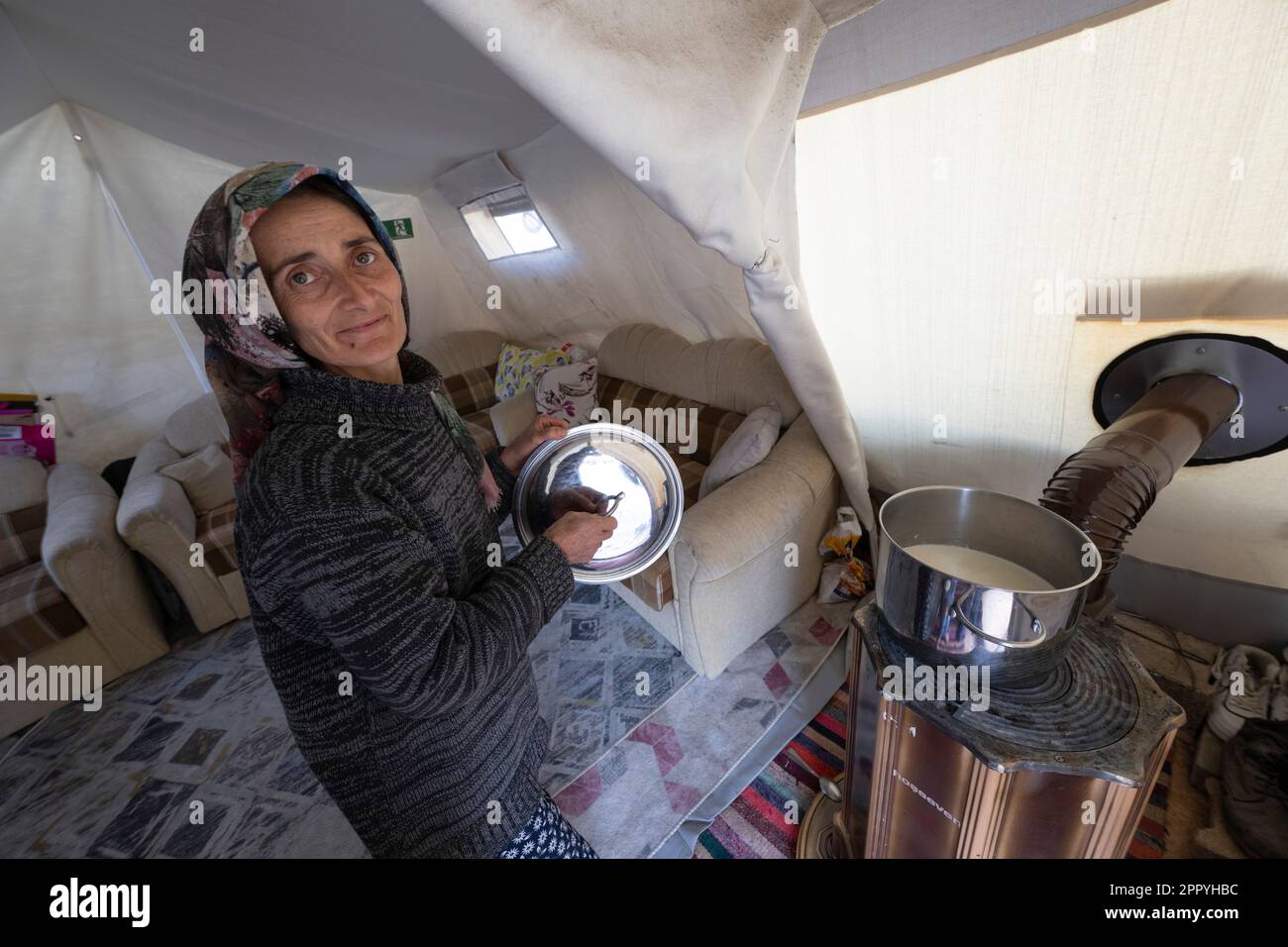 Pazarcik, Turquie. 25th avril 2023. Ayfer, faite sans abri par le tremblement de terre, prépare la soupe pour le dîner dans sa tente. À Pazarcik, les géologues avaient pourri l'épicentre de la catastrophe après le tremblement de terre fatal de février. Crédit : Boris Roessler/dpa/Alay Live News Banque D'Images