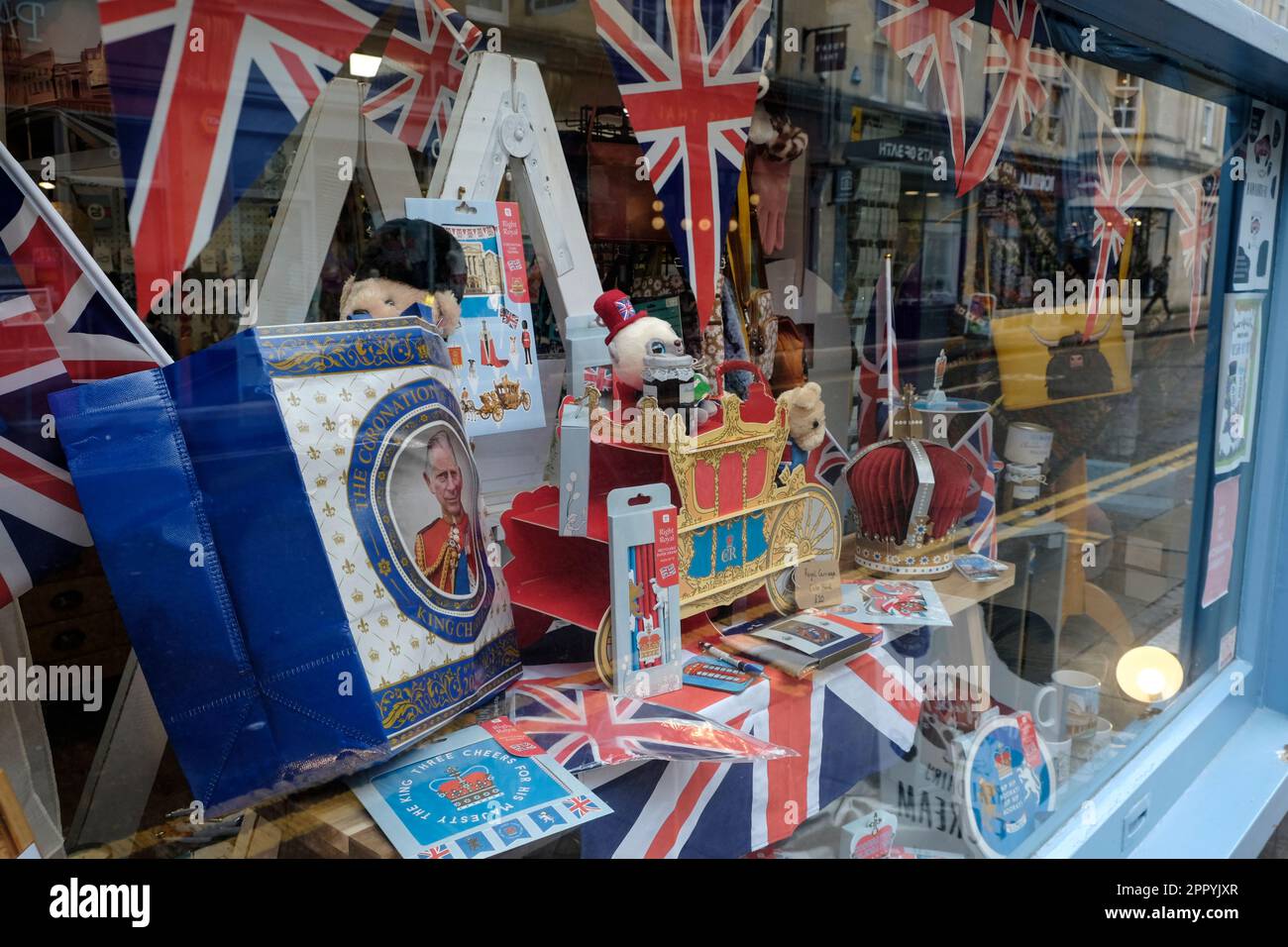 Vitrine de la boutique de cadeaux pour le couronnement du roi Charles II et de la reine Camilla Banque D'Images