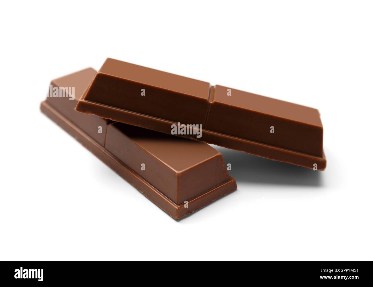 Barres de chocolat croustillantes l'une sur l'autre sur fond blanc gros plan. Barres sucrées au chocolat au lait en gros plan. Dessert. En-cas. Calories. Banque D'Images