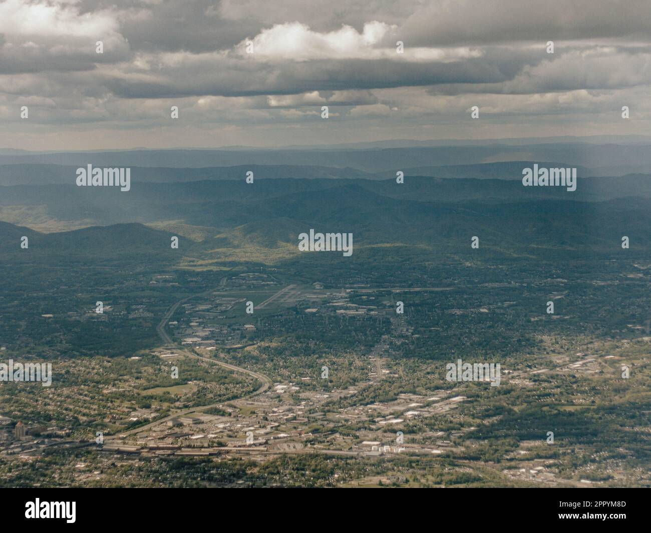 Photo aérienne de Roanoke en Virginie avec des rayons du soleil qui descendent. Banque D'Images