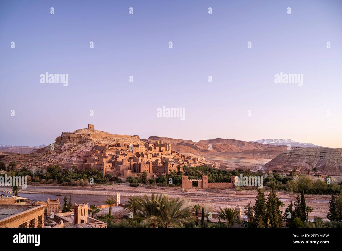 Vue sur la kasbah d'Aït Benhaddou au lever du soleil. Banque D'Images