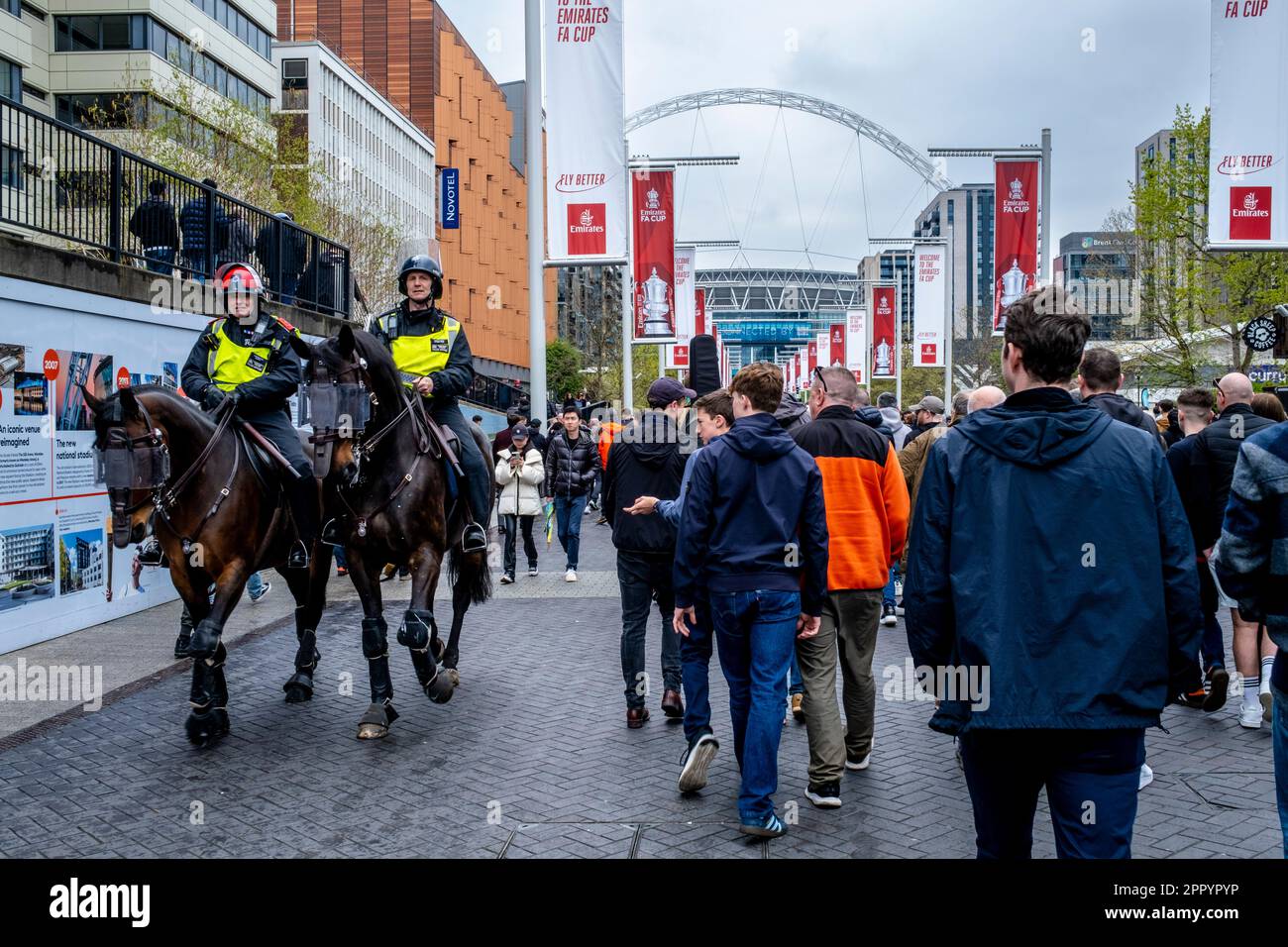 Les fans de football de Brighton, Hove Albion et Manchester United marchent sur Olympic Way jusqu'au stade Wembley pour la demi-finale de la coupe FA 2023, Londres, Royaume-Uni. Banque D'Images