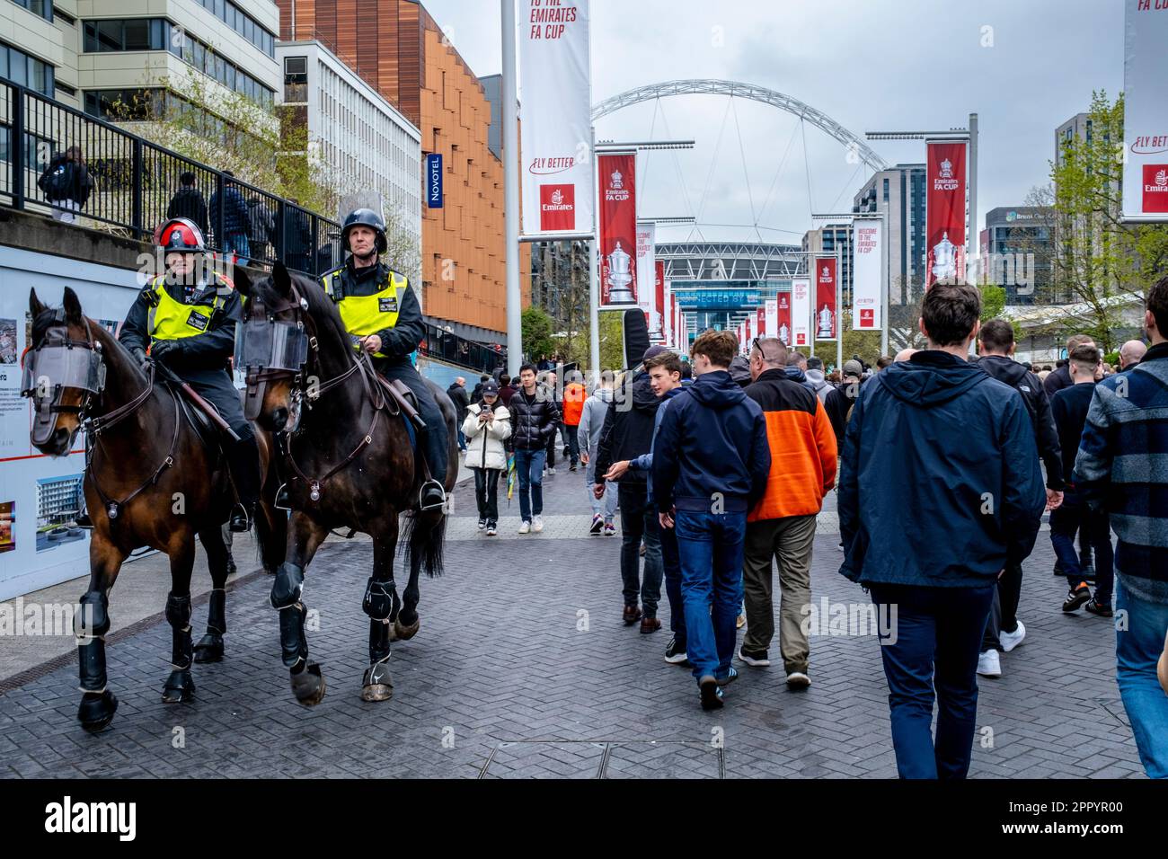 Les fans de football de Brighton, Hove Albion et Manchester United marchent sur Olympic Way jusqu'au stade Wembley pour la demi-finale de la coupe FA 2023, Londres, Royaume-Uni. Banque D'Images