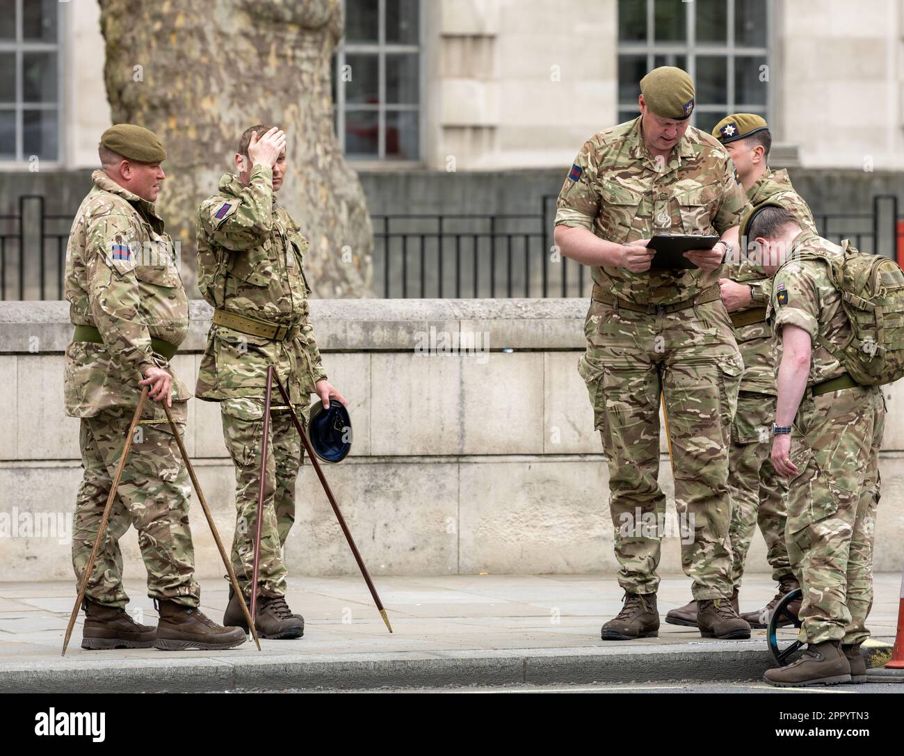 Londres, Royaume-Uni. 25th avril 2023. Les soldats de l'armée britannique à Whitehall marquent la route du couronnement crédit: Ian Davidson/Alay Live News Banque D'Images