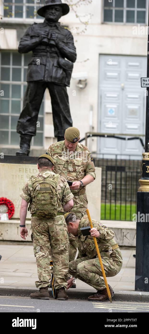 Londres, Royaume-Uni. 25th avril 2023. Les soldats de l'armée britannique à Whitehall marquent la route du couronnement crédit: Ian Davidson/Alay Live News Banque D'Images