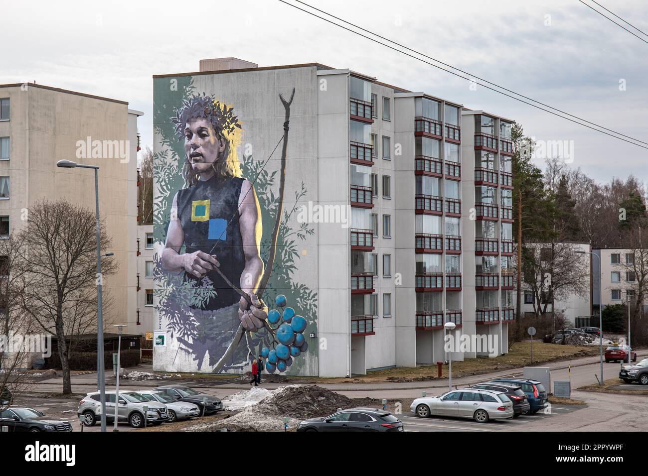 Grand graffiti mural de Taneli Strenberg (2018) à l'extrémité d'un immeuble résidentiel de banlieue dans la banlieue de Länssimäki à Vantaa, en Finlande Banque D'Images