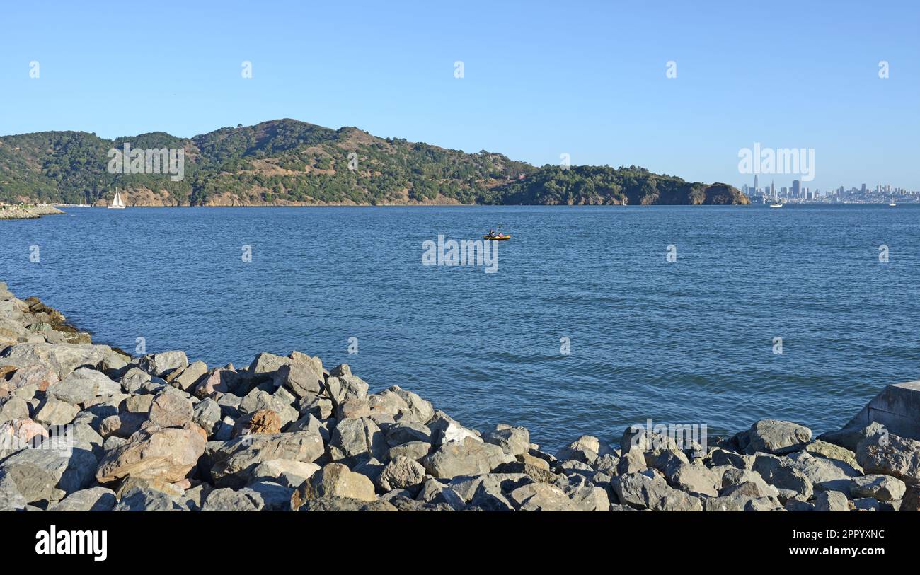 Côte de la ville de Tiburon sur fond de San Francisco. Californie, États-Unis Banque D'Images