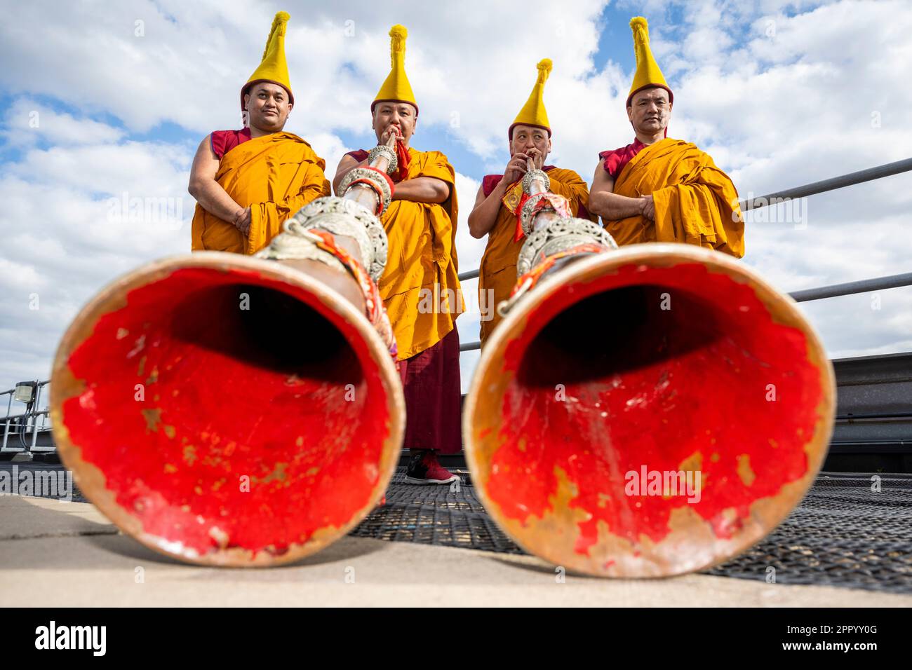 Londres, Royaume-Uni. 25 avril 2023. Les moines bouddhistes tibétains du monastère de Tashi Lhunpo se produisent avec des instruments tantriques de cérémonie (longues cornes) à Kings place, près de la Croix du roi, avant le festival Songlines Encounters, le 24 mai. Fondé par le premier Dalaï Lama en 1447 à Shigatse, au Tibet central, Tashi Lhunpo est l'un des monastères les plus importants de la tradition bouddhiste tibétaine et est maintenant rétabli en exil en Inde. Credit: Stephen Chung / EMPICS / Alamy Live News Banque D'Images