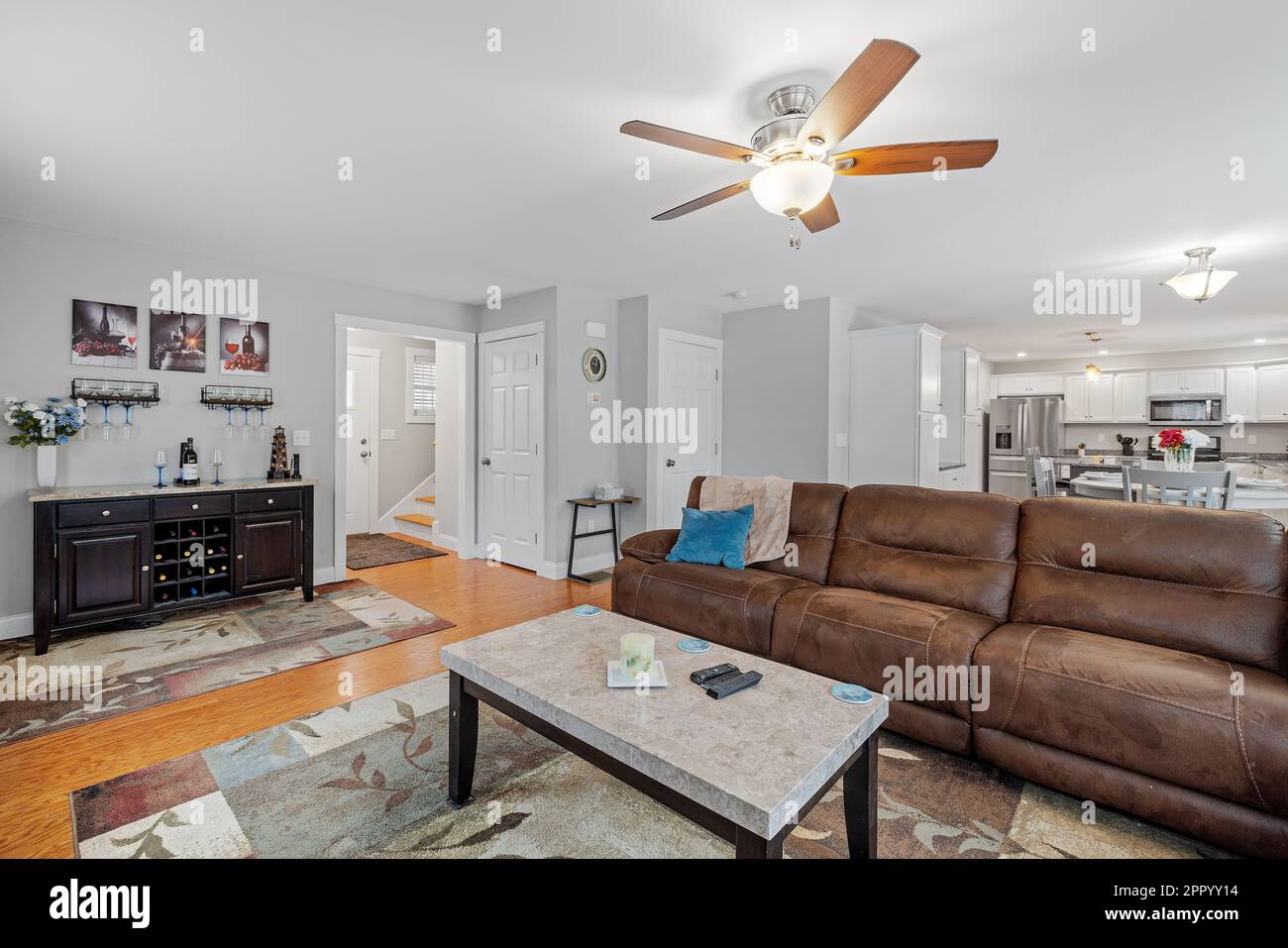 Un salon contemporain doté d''un grand canapé en cuir placé au sommet d''un parquet. Banque D'Images