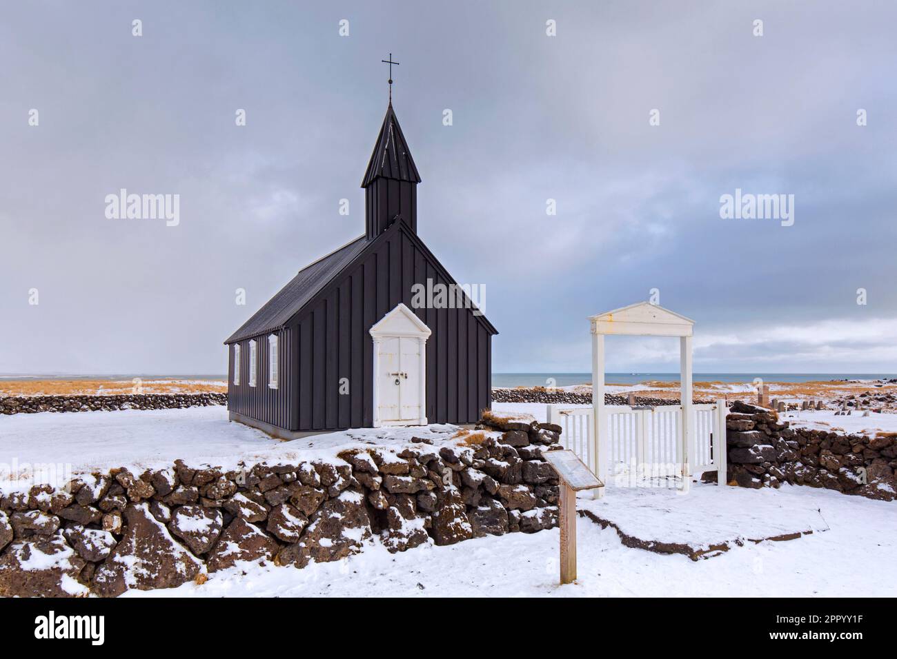 L'ancienne église paroissiale en bois Búðakirkja / Budakirkja près de Búðir / Budir en hiver sur la péninsule de Snæfellsnes, région occidentale / Vesturland, Islande Banque D'Images