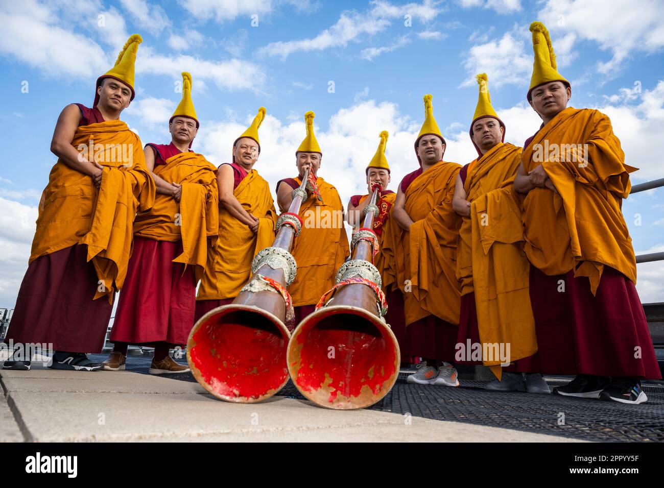 Londres, Royaume-Uni. 25 avril 2023. Les moines bouddhistes tibétains du monastère de Tashi Lhunpo se produisent avec des instruments tantriques de cérémonie (longues cornes) à Kings place, près de la Croix du roi, avant le festival Songlines Encounters, le 24 mai. Fondé par le premier Dalaï Lama en 1447 à Shigatse, au Tibet central, Tashi Lhunpo est l'un des monastères les plus importants de la tradition bouddhiste tibétaine et est maintenant rétabli en exil en Inde. Credit: Stephen Chung / EMPICS / Alamy Live News Banque D'Images