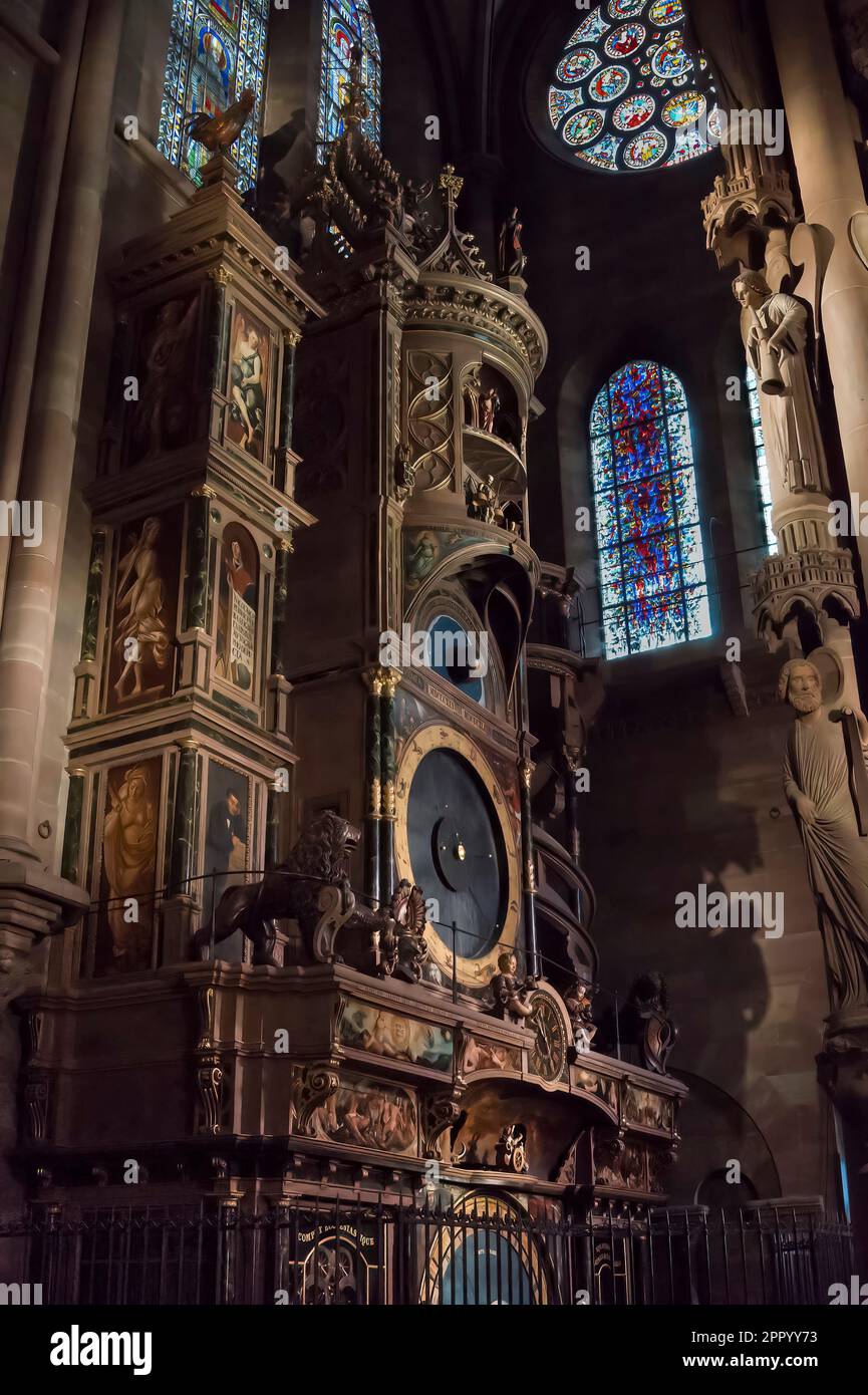 La magnifique horloge astronomique de la Cathédrale notre-Dame de Strasbourg. C'est une merveille mécanique installée en 1843. Banque D'Images