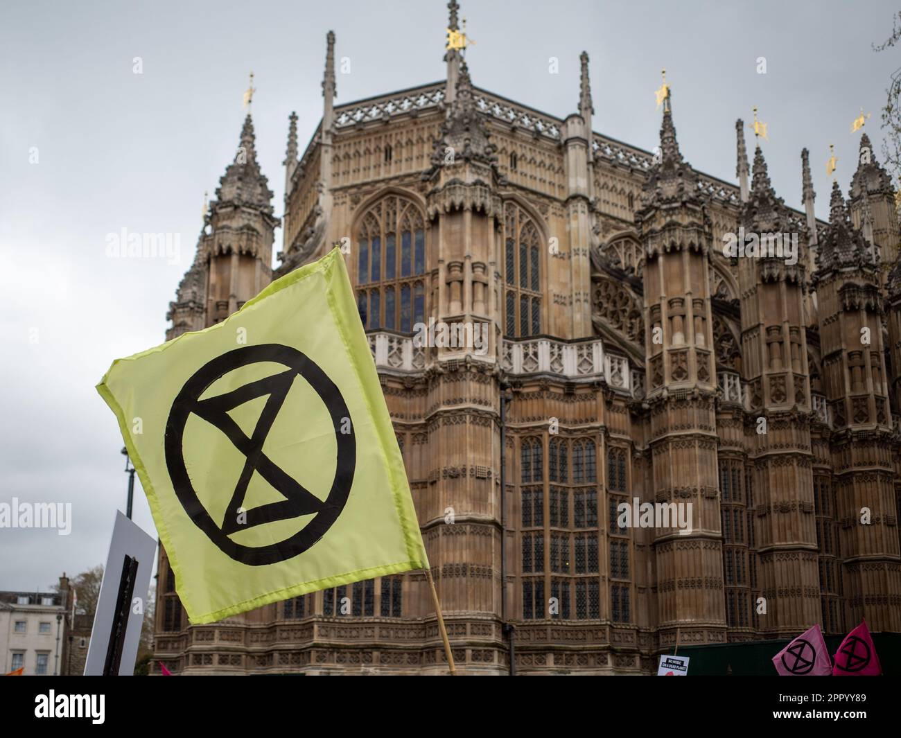 Drapeau de la rébellion d'extinction jaune vu à l'extérieur des chambres du Parlement lors du week-end de la rébellion d'extinction « la grande » qui s'est tenu à Londres, le 2023 avril. Banque D'Images