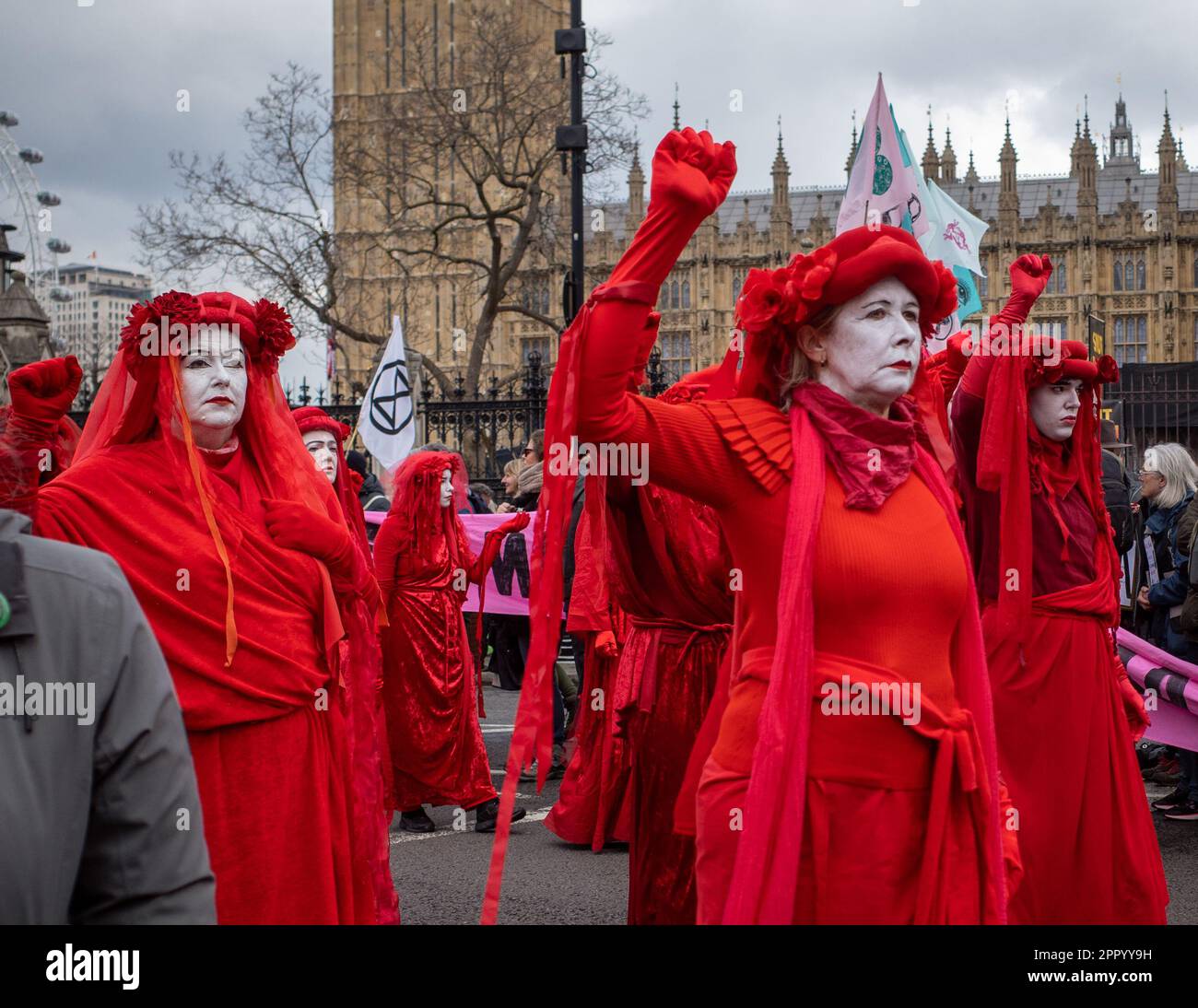 Les activistes du spectacle 'Brigade de la rébellion Rouge' défilent lentement devant Westminster dans le cadre de 'The Big One', fin de semaine de protestation de la rébellion d'extinction le 2023 avril. Banque D'Images