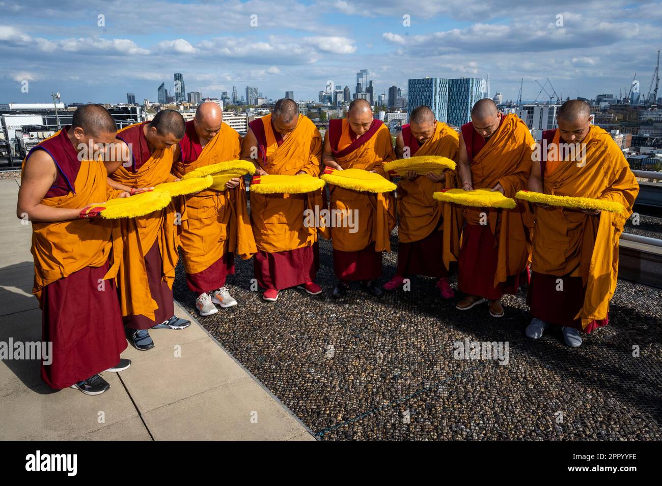 Londres, Royaume-Uni. 25 avril 2023. Les moines bouddhistes tibétains du monastère de Tashi Lhunpo ont organisé une cérémonie à Kings place près de la Croix du roi, en prévision du festival Songlines rencontres, le 24 mai. Fondé par le premier Dalaï Lama en 1447 à Shigatse, au Tibet central, Tashi Lhunpo est l'un des monastères les plus importants de la tradition bouddhiste tibétaine et est maintenant rétabli en exil en Inde. Credit: Stephen Chung / EMPICS / Alamy Live News Banque D'Images