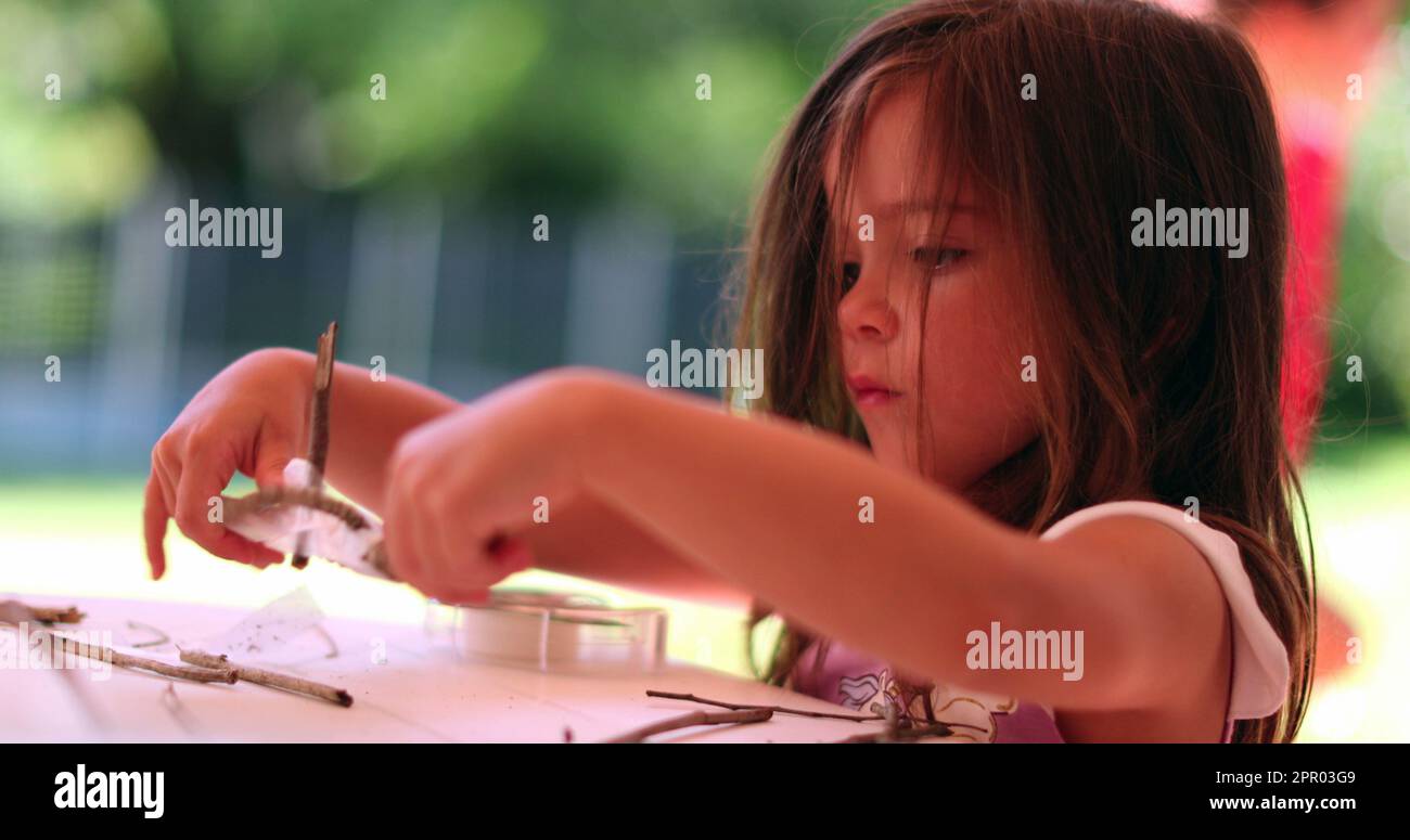 Petite fille créative jouant et faisant de l'artisanat à la maison Banque D'Images