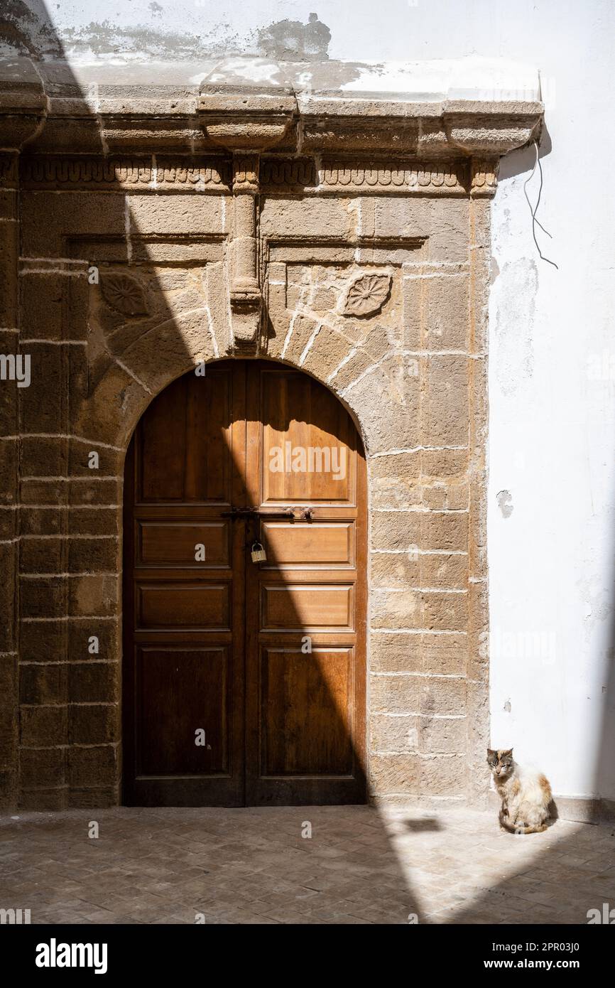 Porte d'entrée d'une ancienne maison dans la médina d'Essaouira. Banque D'Images