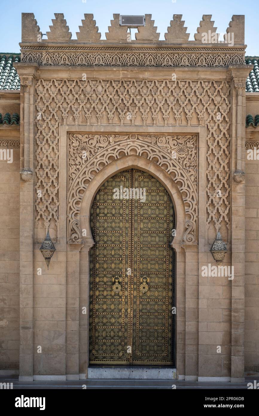 Porte d'entrée d'une mosquée décorée de motifs mauresques dans la médina de Rabat. Banque D'Images