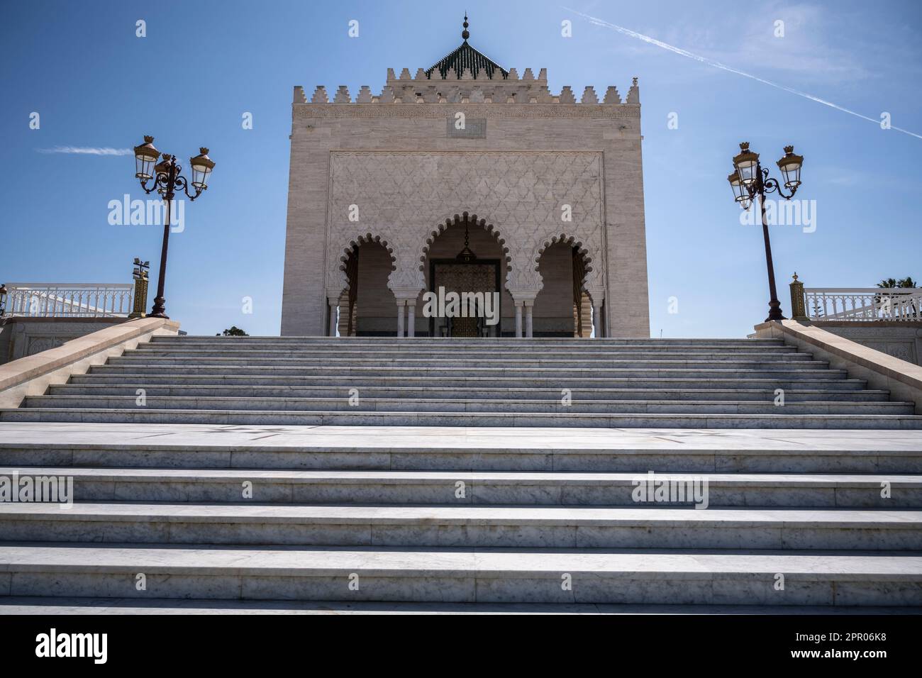 Porte d'entrée du mausolée Mohammed V décoré de motifs mauresques. Banque D'Images
