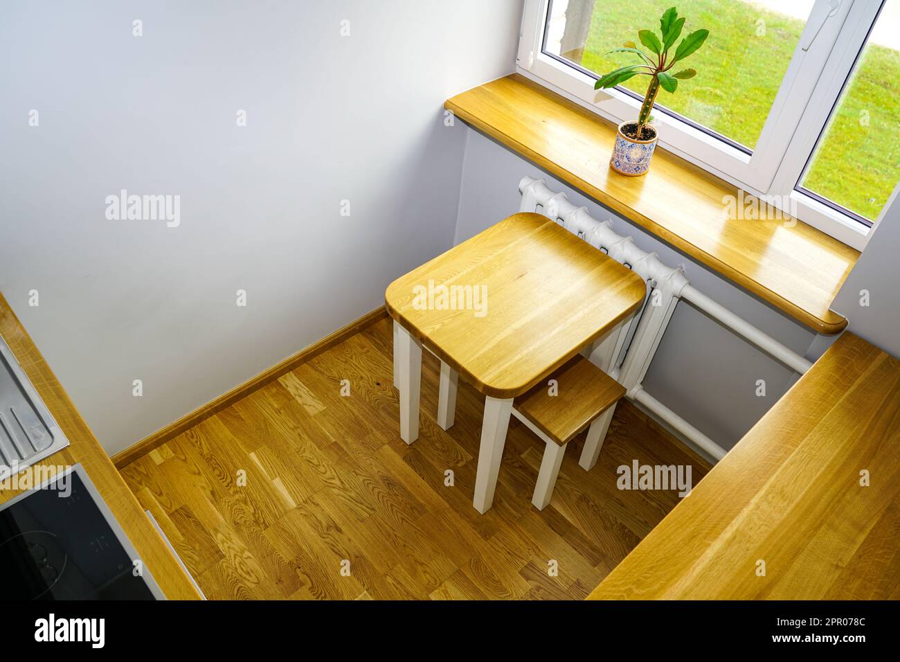 Très petite cuisine avec parquet en bois naturel et surfaces de meubles, vue sur le dessus Banque D'Images
