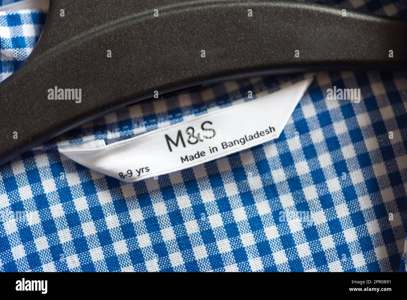 M&S uniforme scolaire bleu à carreaux filles Banque D'Images