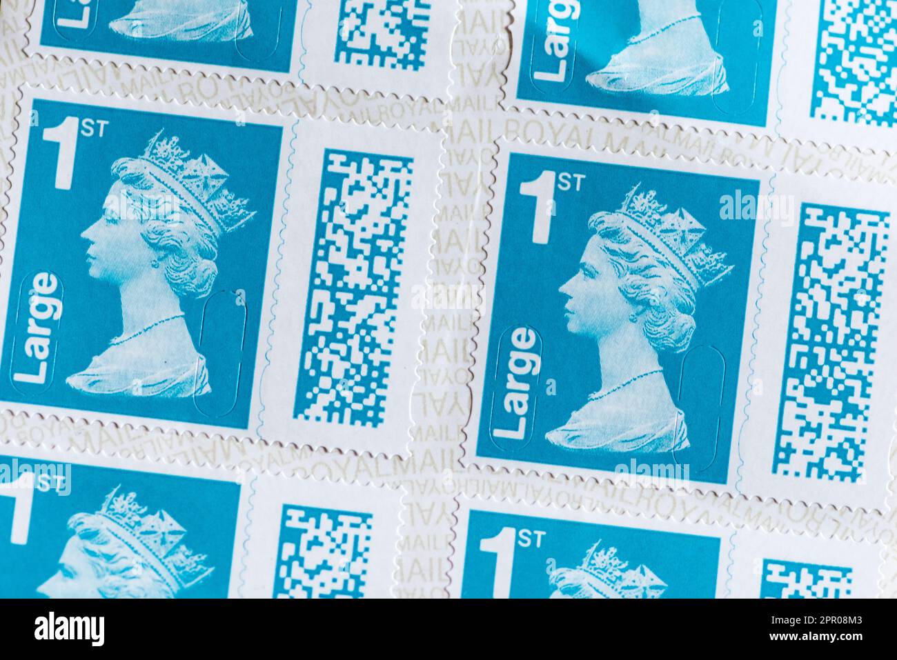 Gros plan sur les timbres Royalmail de première classe à code-barres Banque D'Images