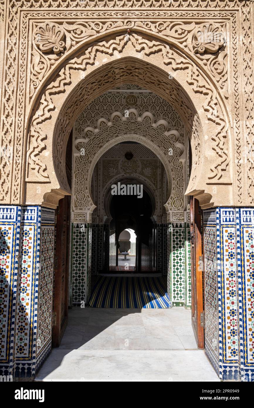 Porte d'entrée d'une mosquée décorée de motifs mauresques dans la médina de Larache. Banque D'Images
