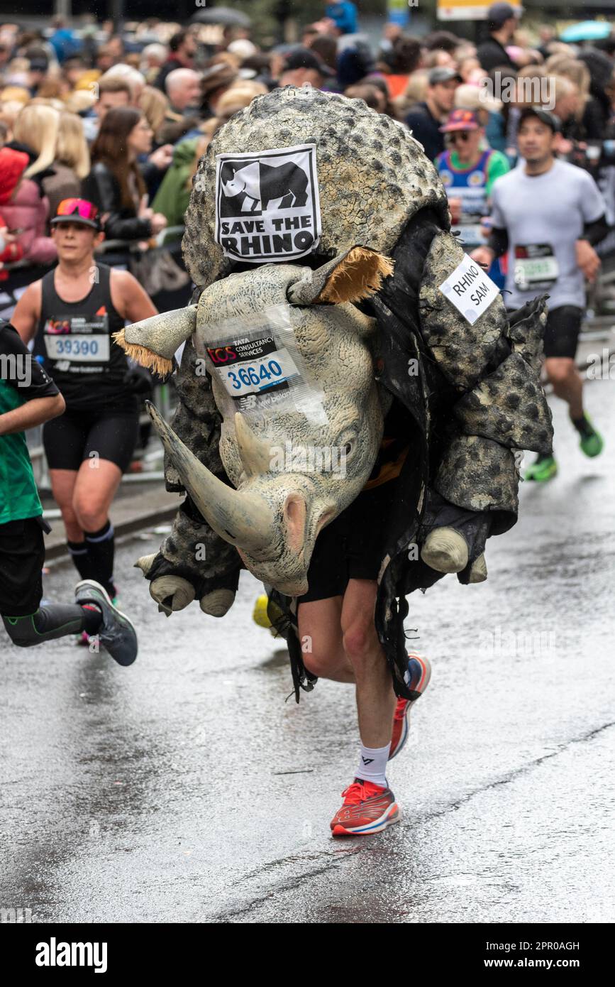 Sam durant portant le costume de rhinocéros en compétition au TCS London Marathon 2023, en passant par Tower Hill, Londres, Royaume-Uni. Sauver la charité de Rhino Banque D'Images