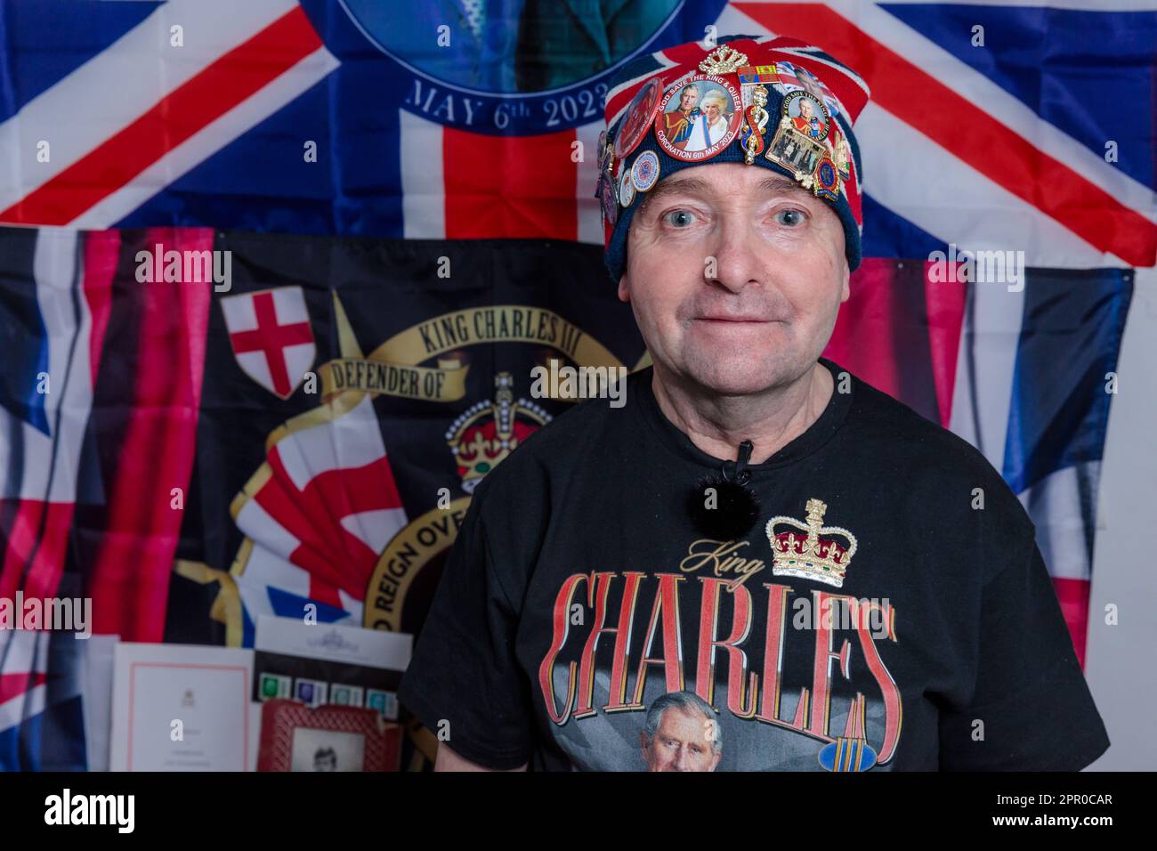 Londres, Royaume-Uni. 25th avril 2023. Le super fan royal, John Loughrey, pose avec une partie de sa collection de souvenirs du roi Charles III avant le couronnement de sa Majesté le 6th mai. Inspiré par sa mère, John est un partisan royal depuis son enfance et a amassé une grande collection de souvenirs de la famille royale britannique pendant de nombreuses décennies. Photo par Amanda Rose/Alamy Live News Banque D'Images